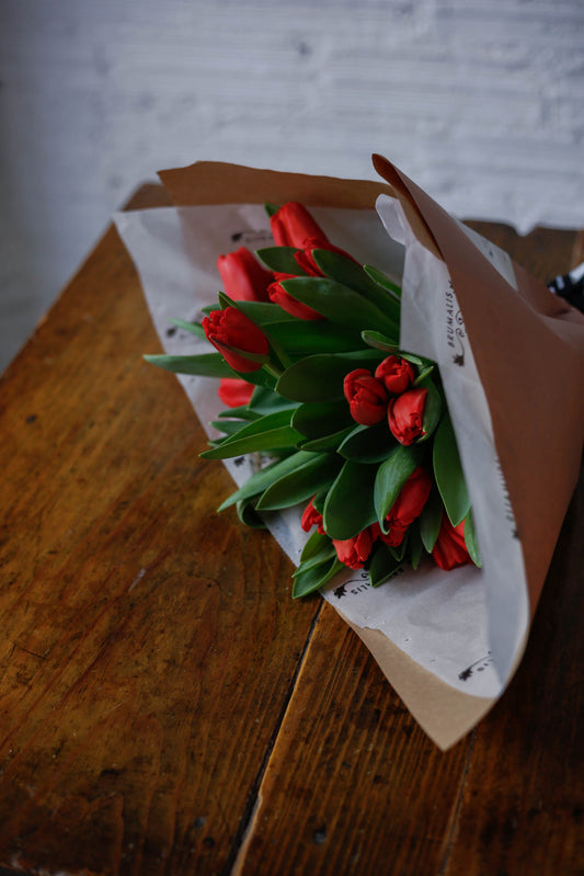 Ramo de 20 tulipanes rojos