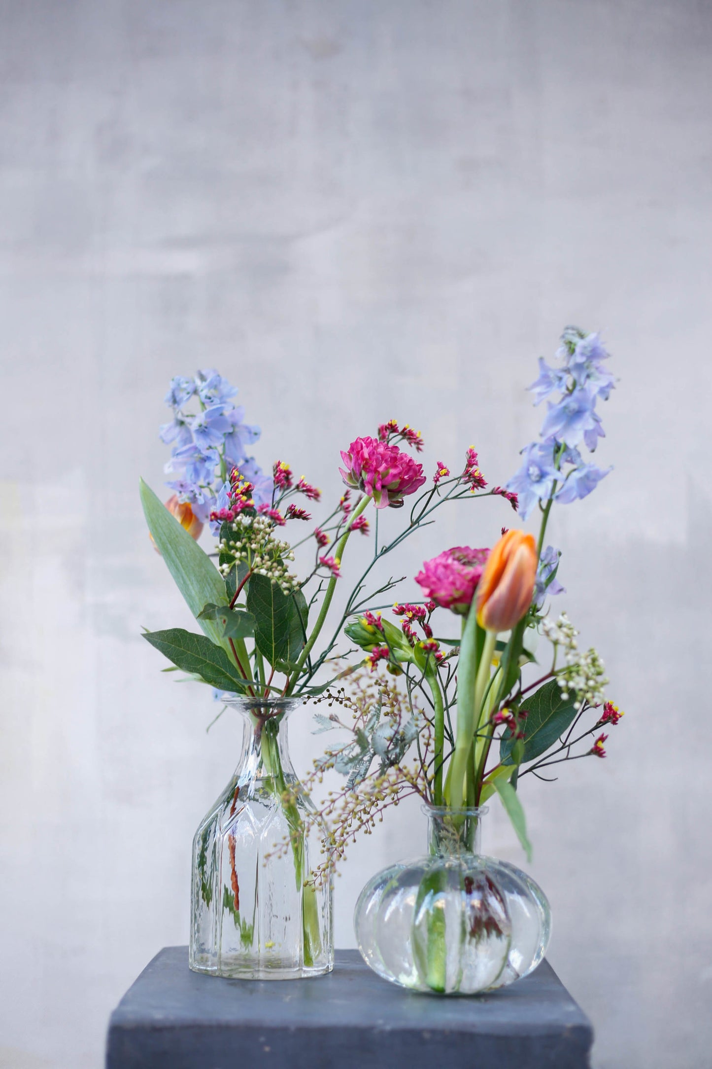Dúo de jarroncitos con flores de temporada