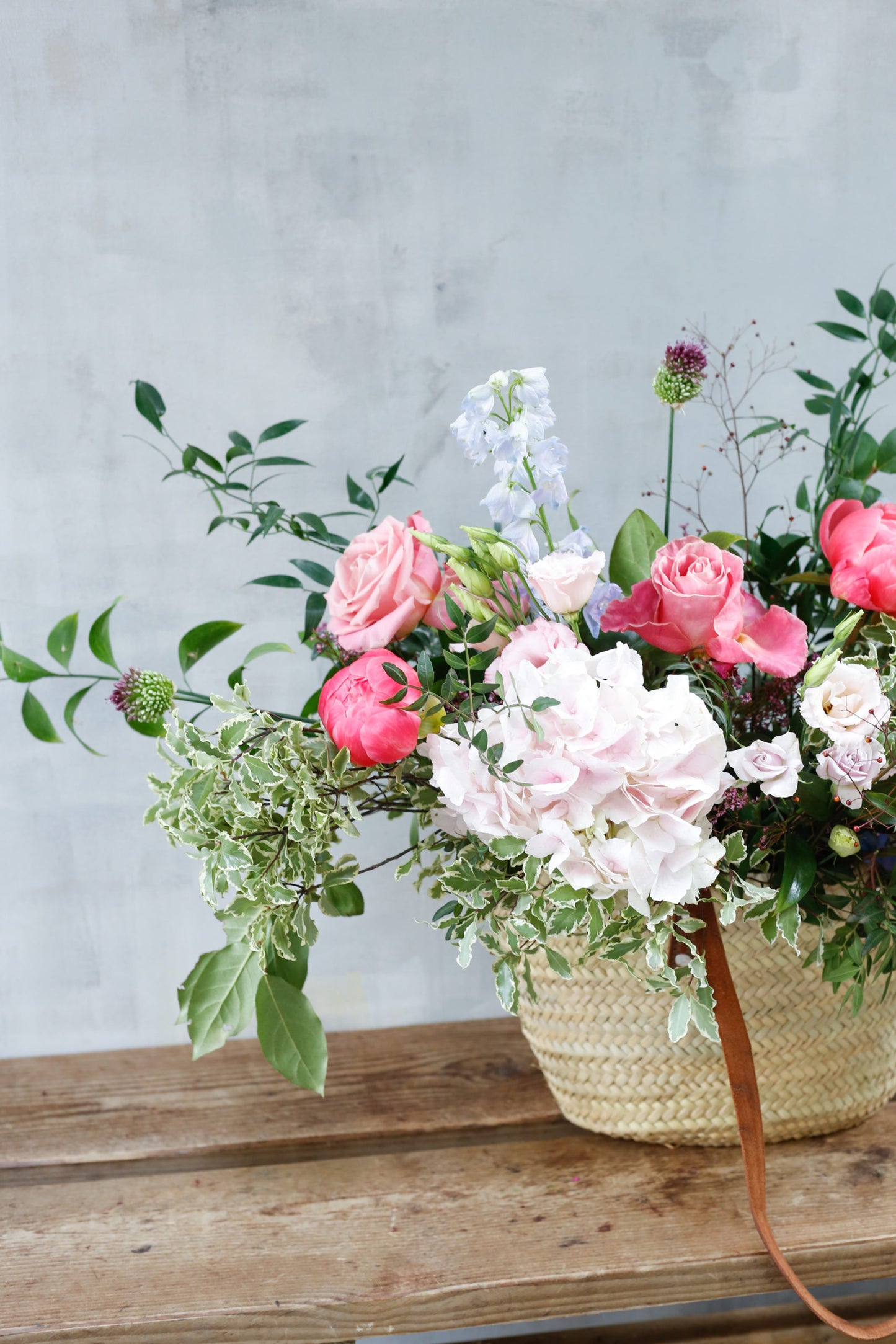 Flores de temporada en capazo