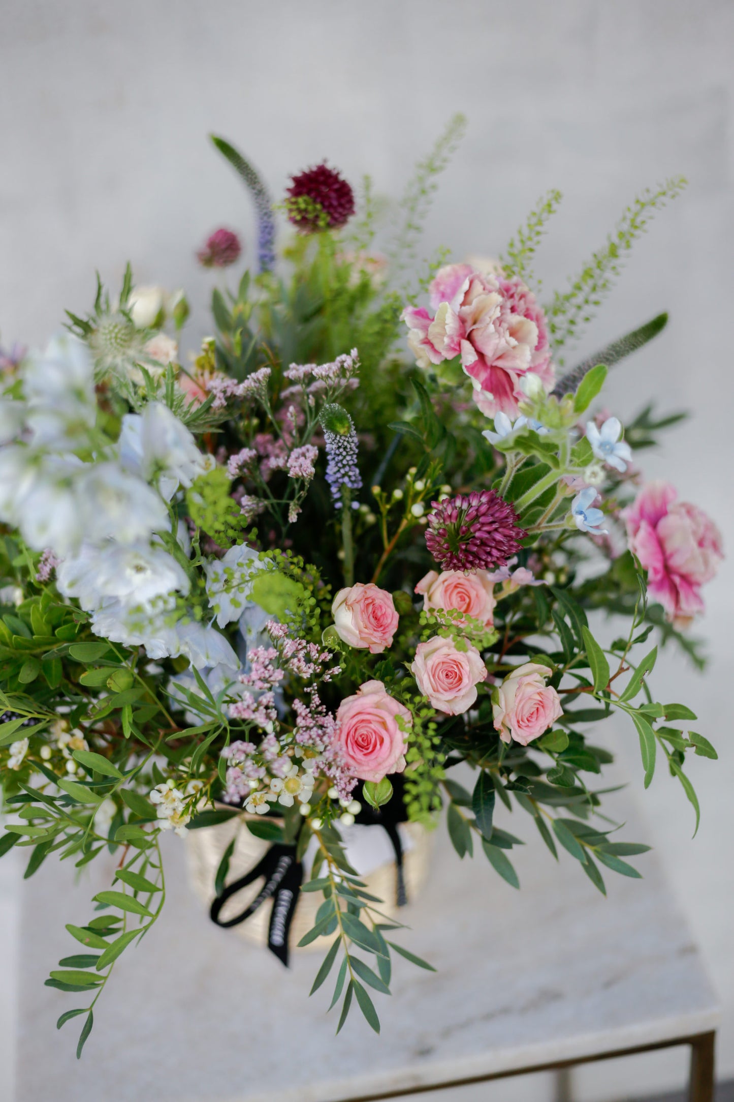 Flores de temporada en cesta beige