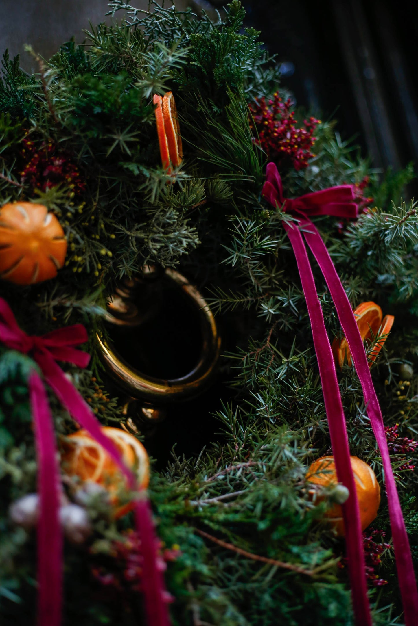 Corona de Navidad con lazos y naranjas
