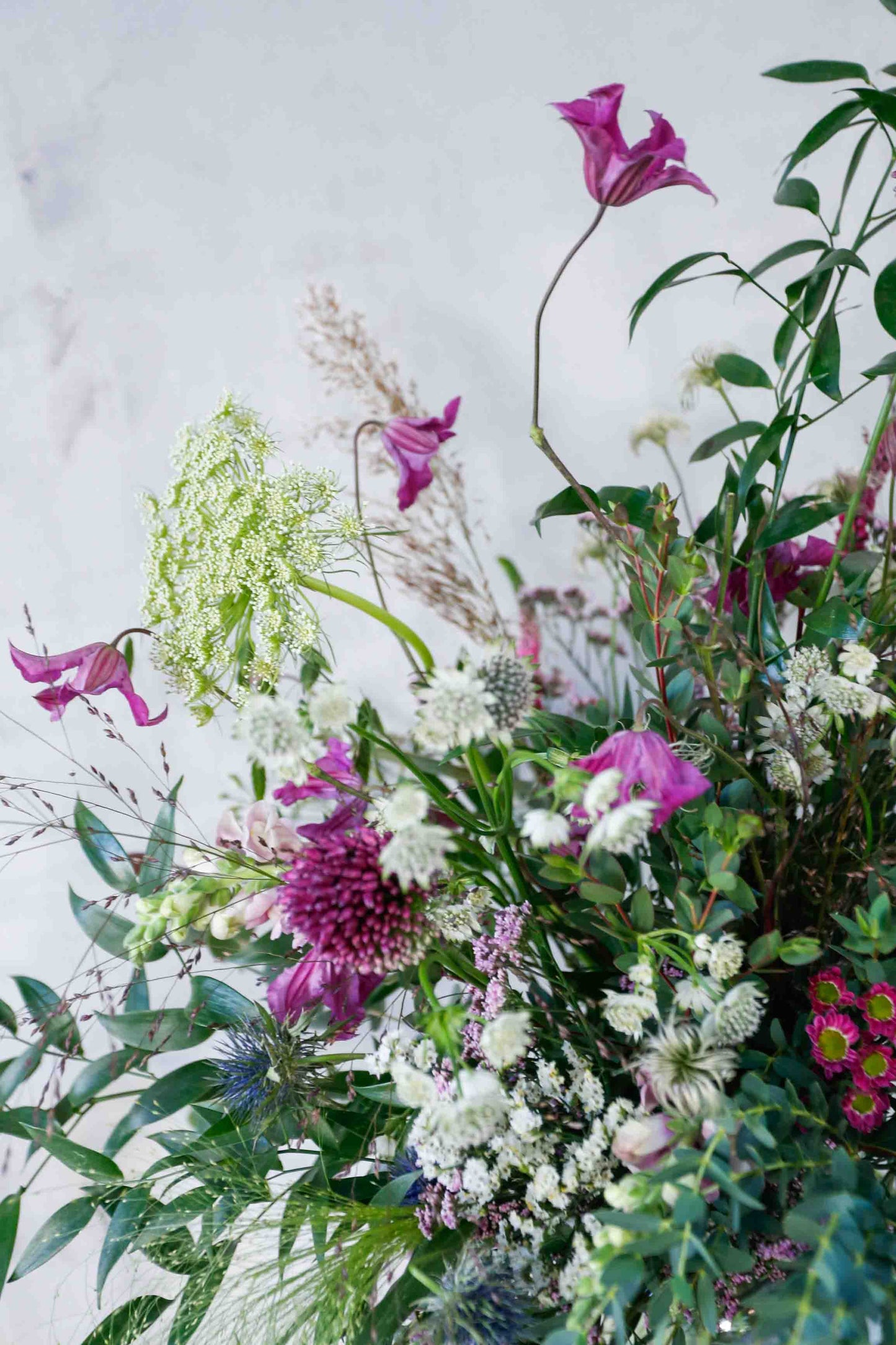 Arreglo de flores silvestre en jarrón