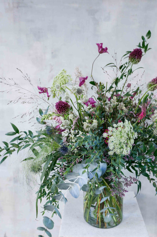 Arreglo de flores silvestre en jarrón