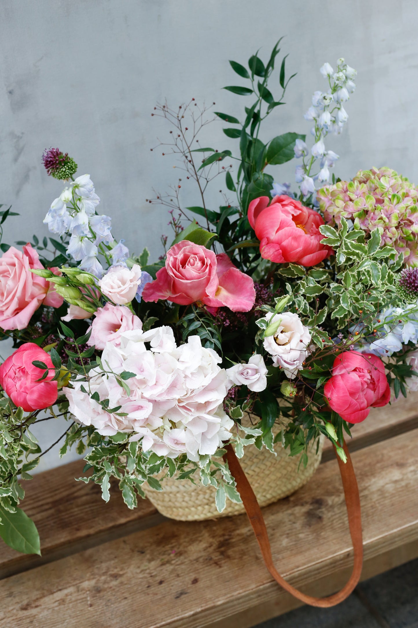 Flores de temporada en capazo