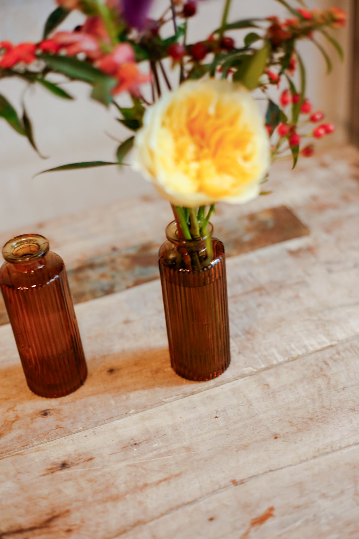 Flores otoñales en botellita mostaza