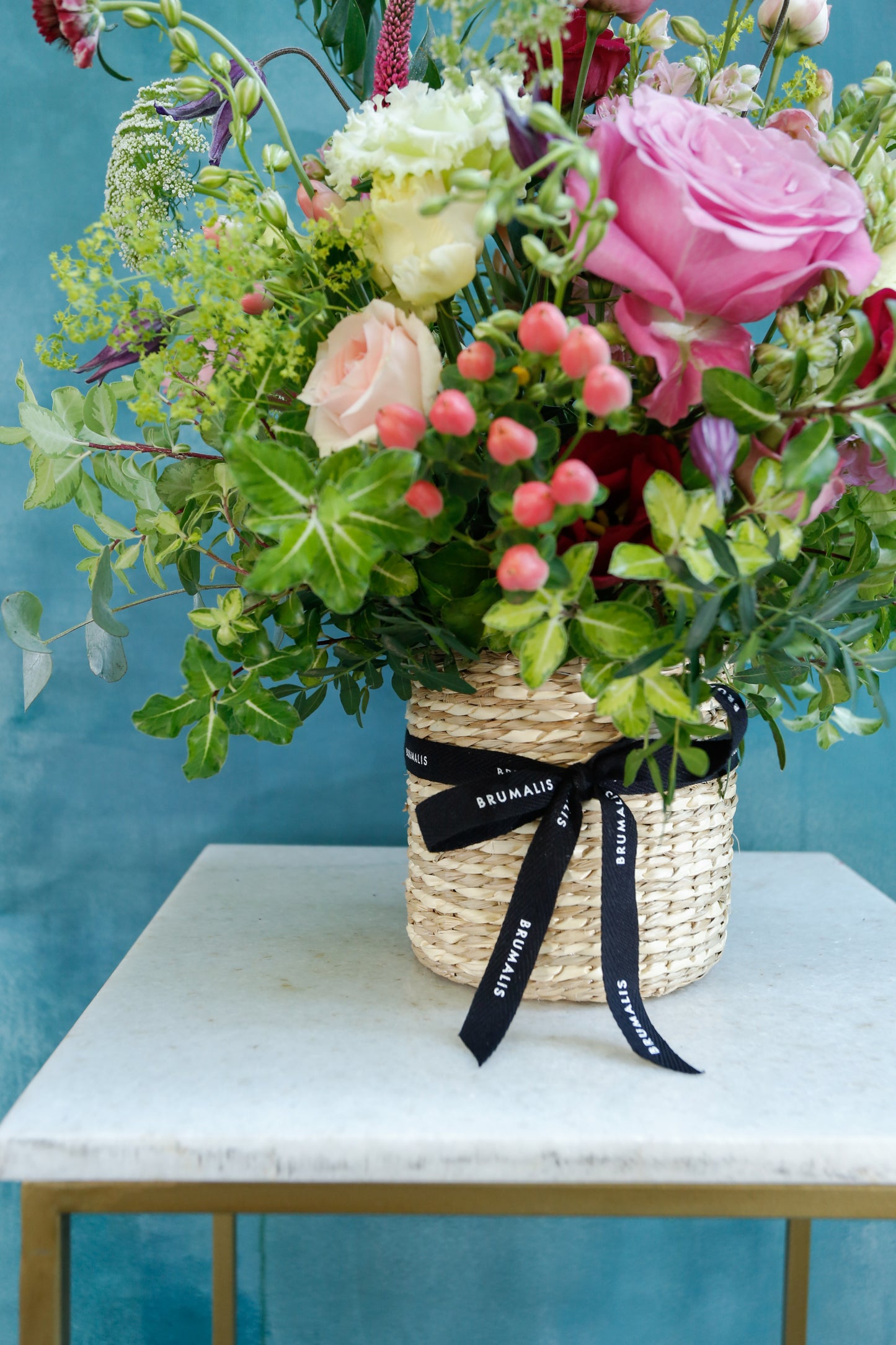 Flores de temporada en cesta beige
