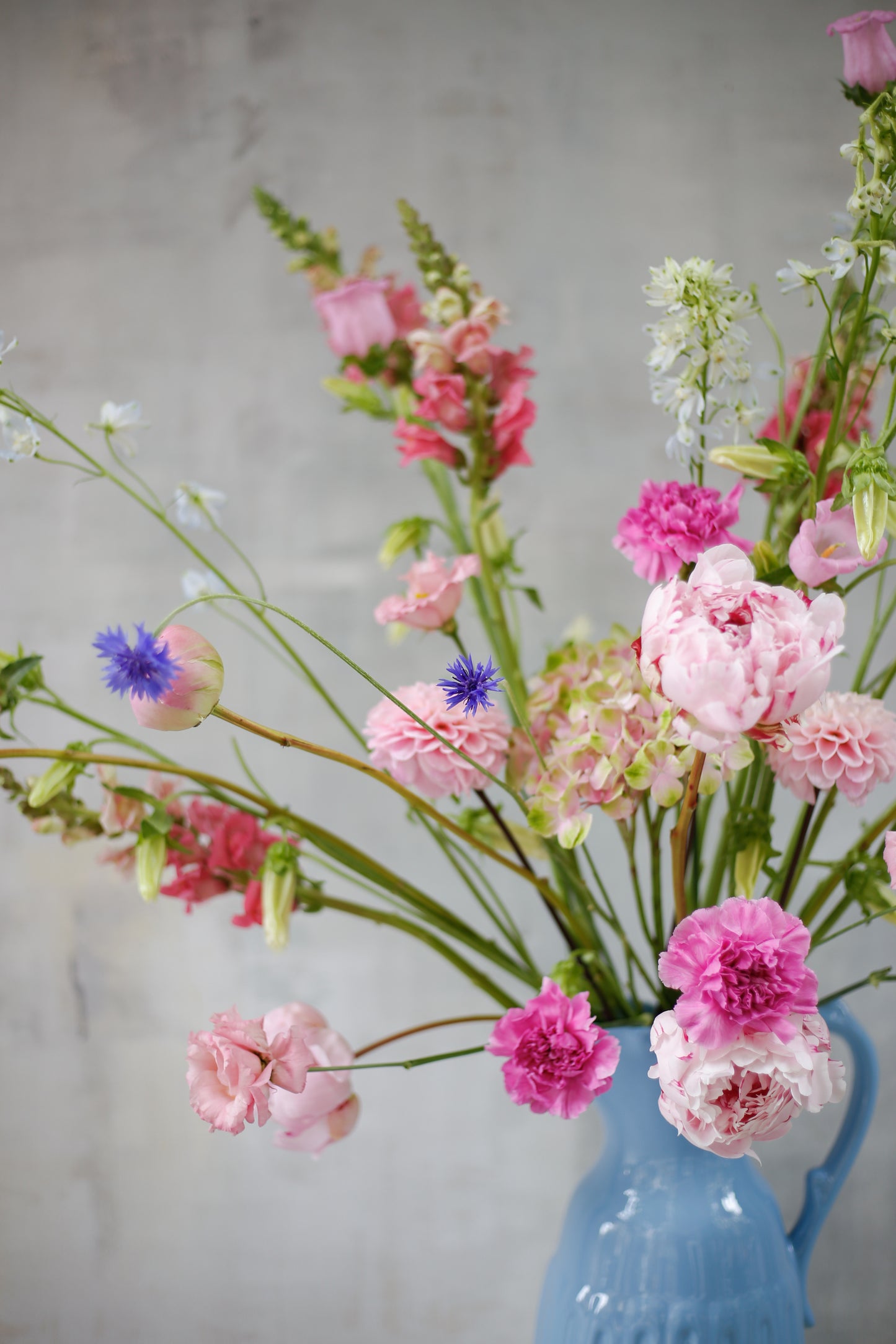 Arreglo de flores de temporada en jarra cerámica - Dos colores