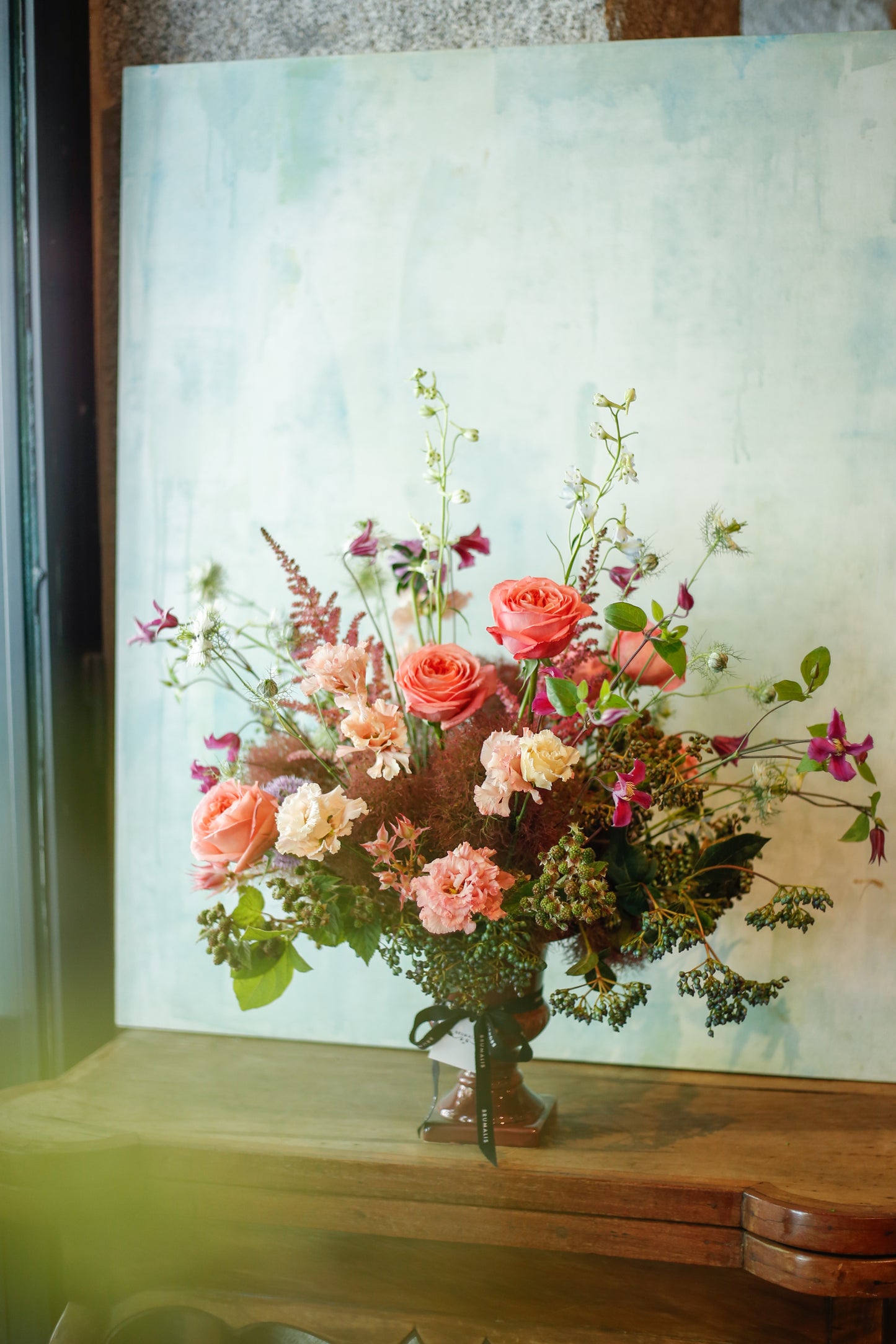 Arreglo de flores de temporada en copa cerámica · Dos colores