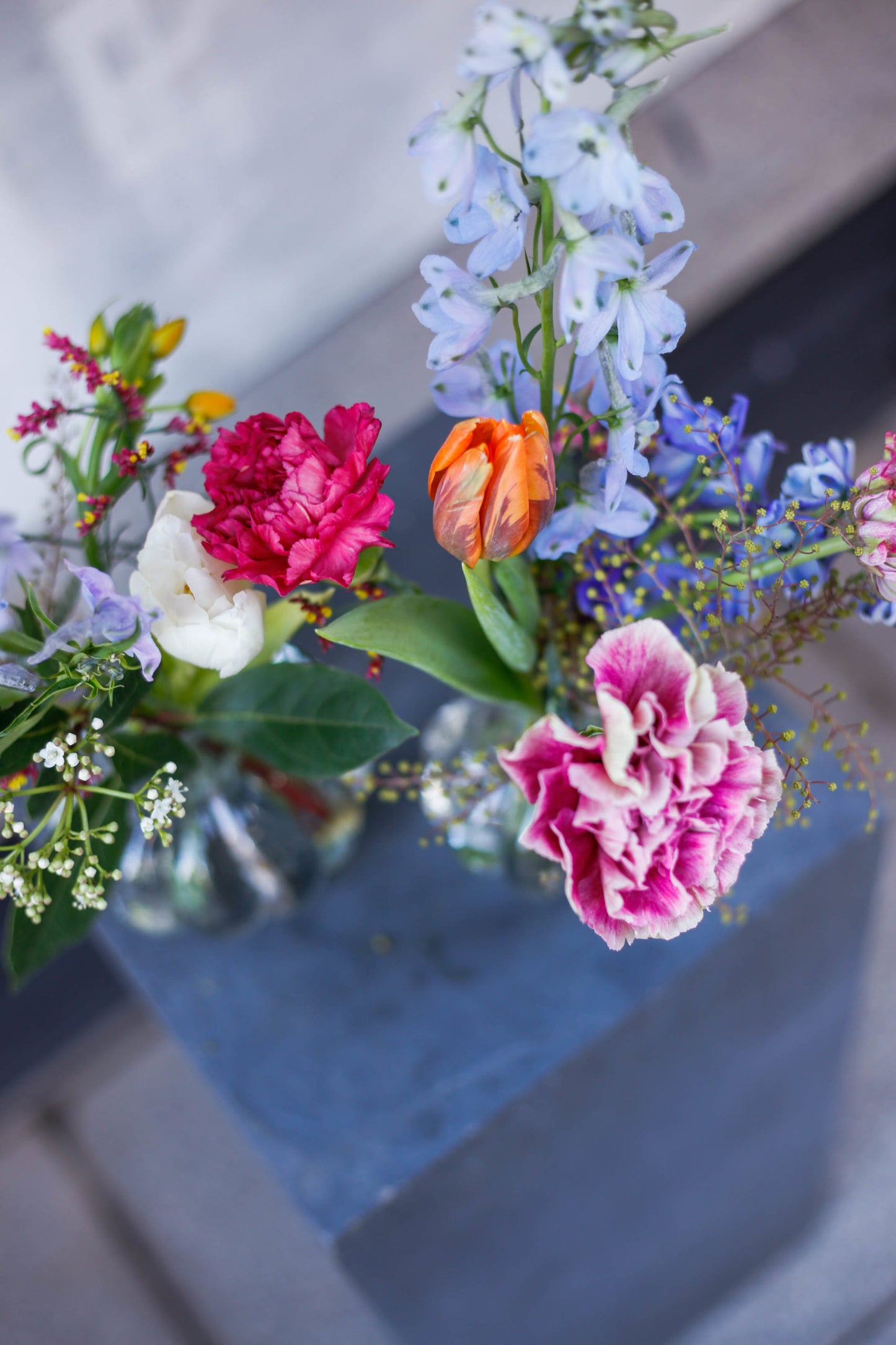 Dúo de jarroncitos con flores de temporada