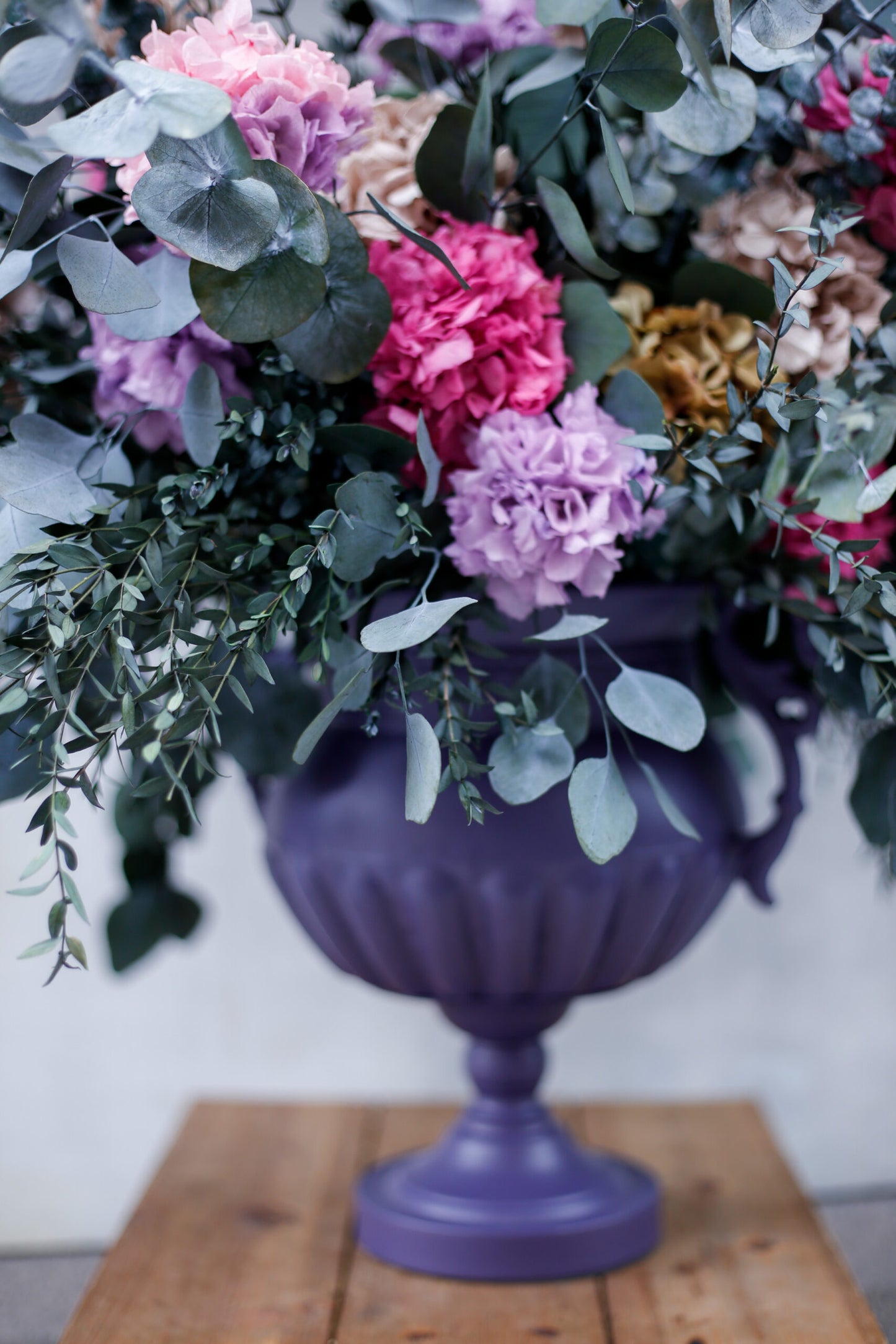 Arreglo de flores preservadas XL en copa de metal