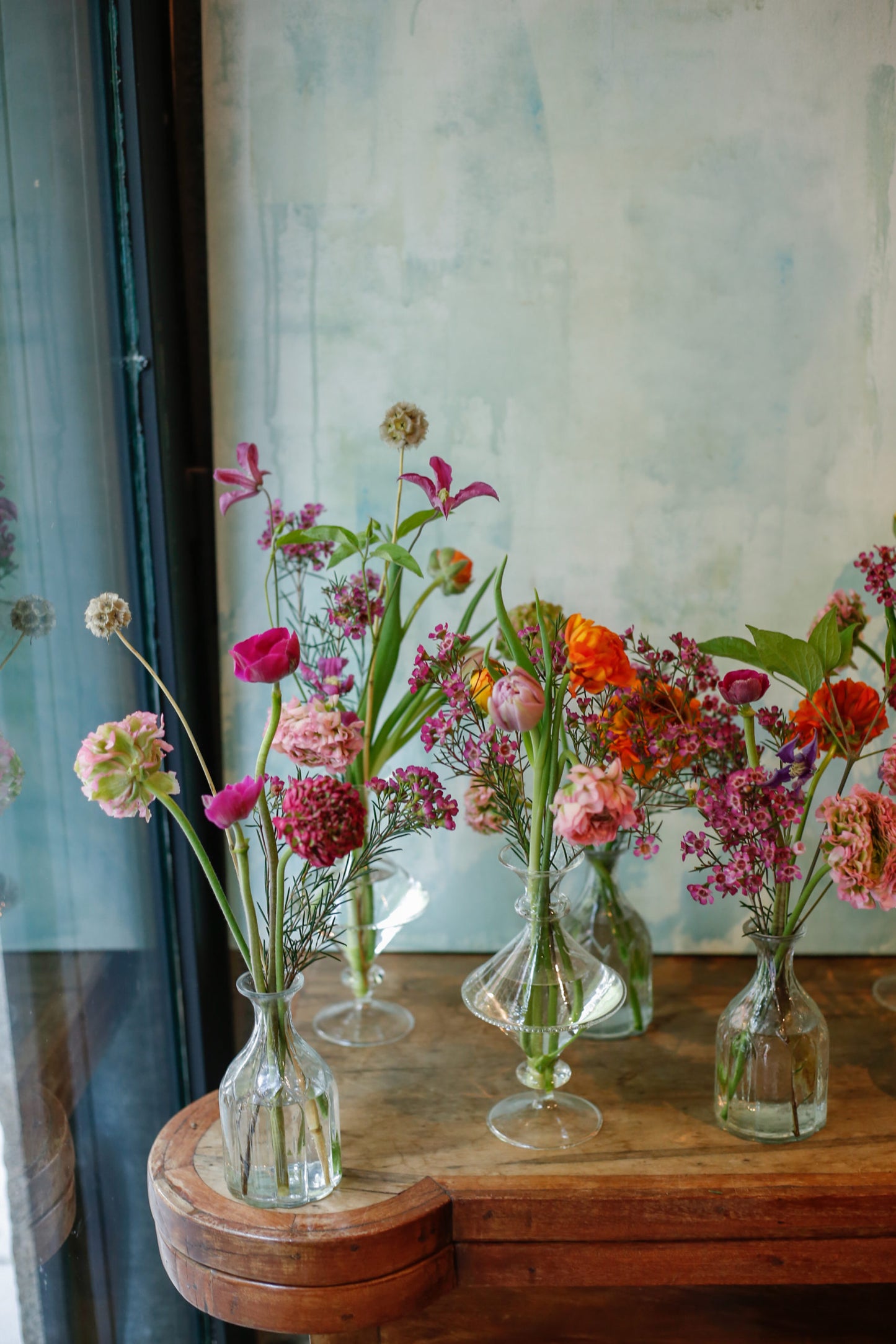 Flores de temporada en botellita