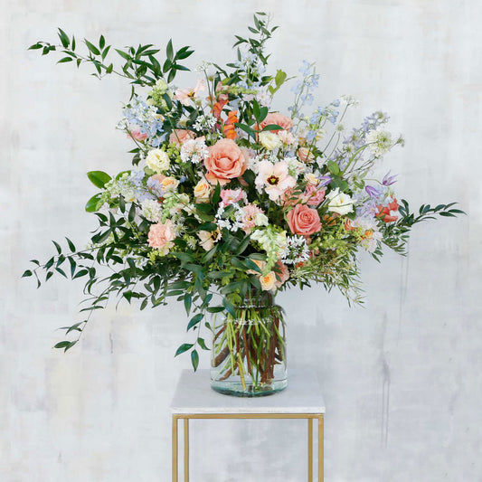 Arreglo de flores en jarrón milkjar