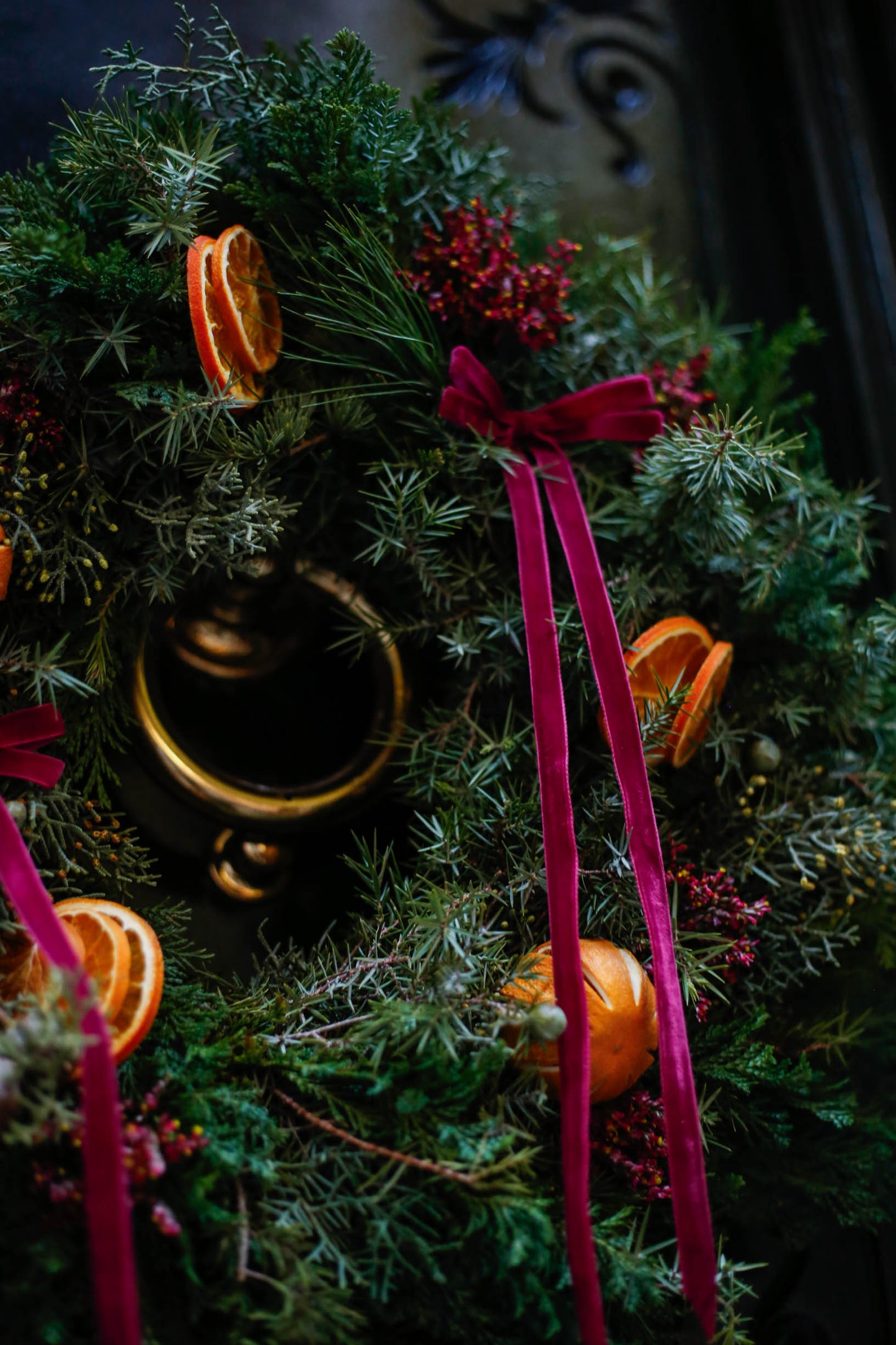 Corona de Navidad con lazos y naranjas