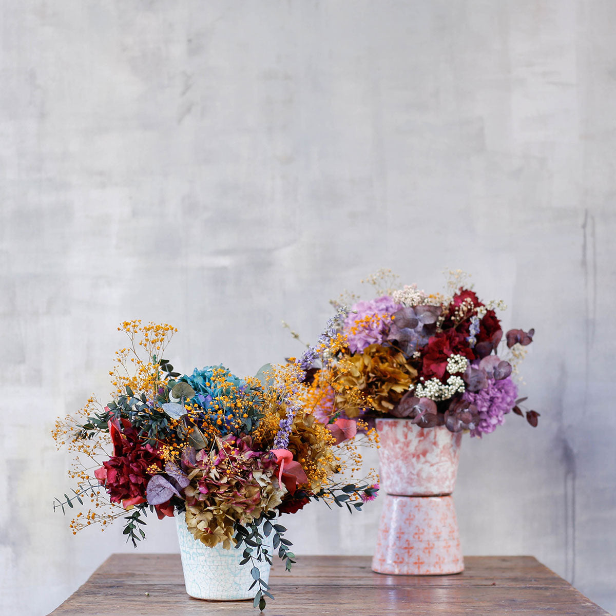 Arreglo de flores preservadas en cerámica print