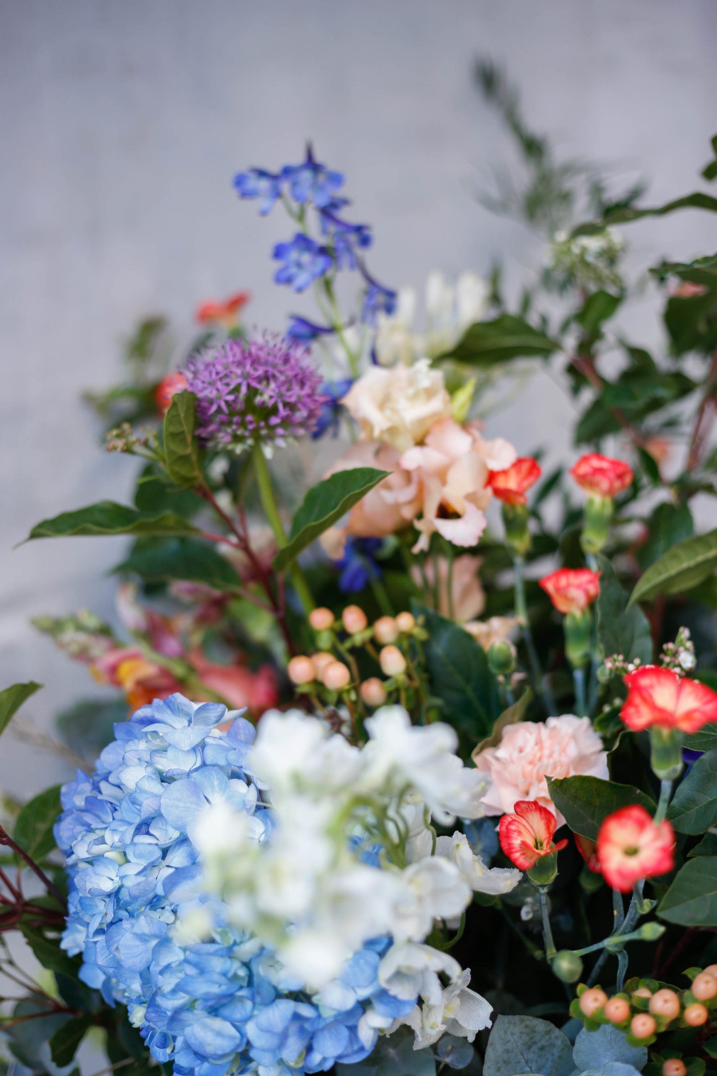 Arreglo de flores de temporada en jarrón alto