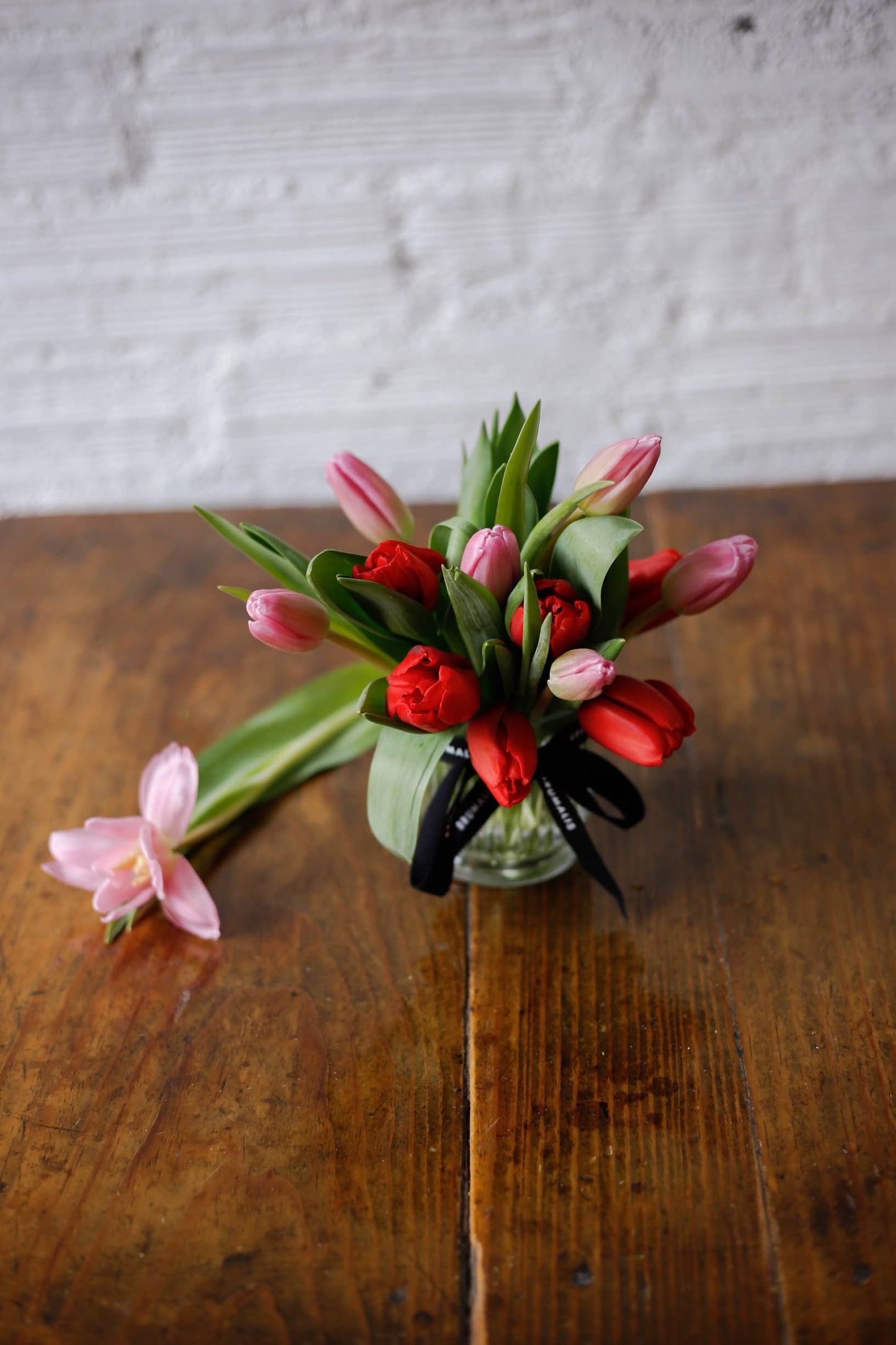 Mix de tulipanes en jarrón San Valentín