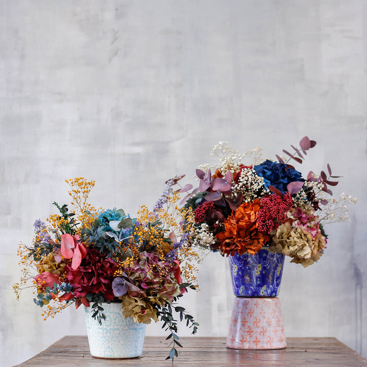 Arreglo de flores preservadas en cerámica print