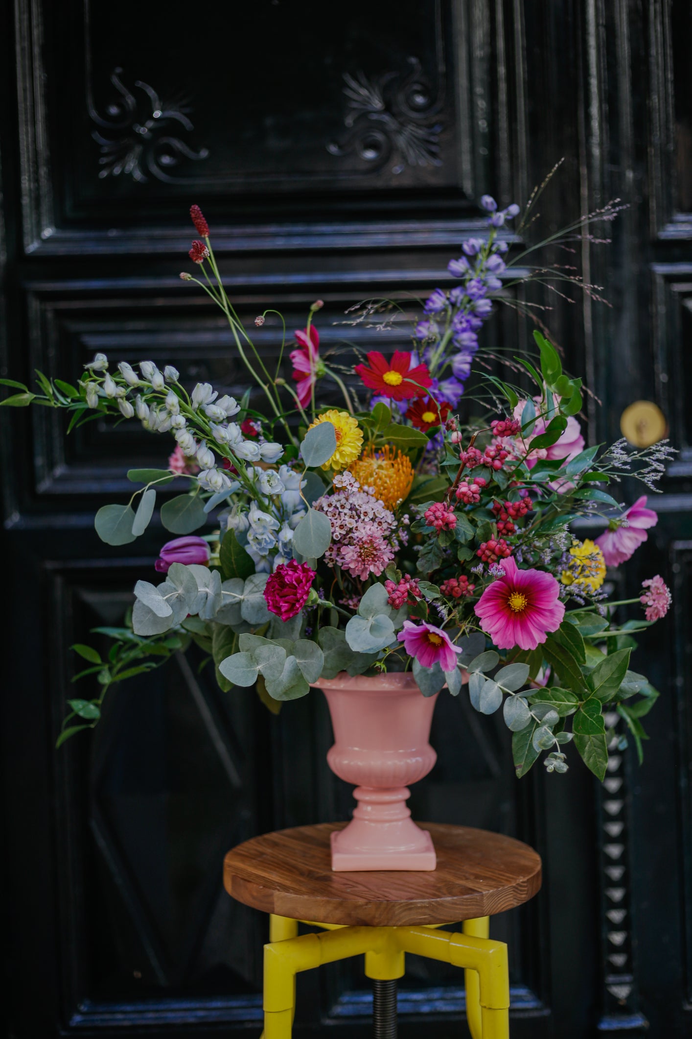 Arreglo de flores de temporada en copa cerámica · Dos colores