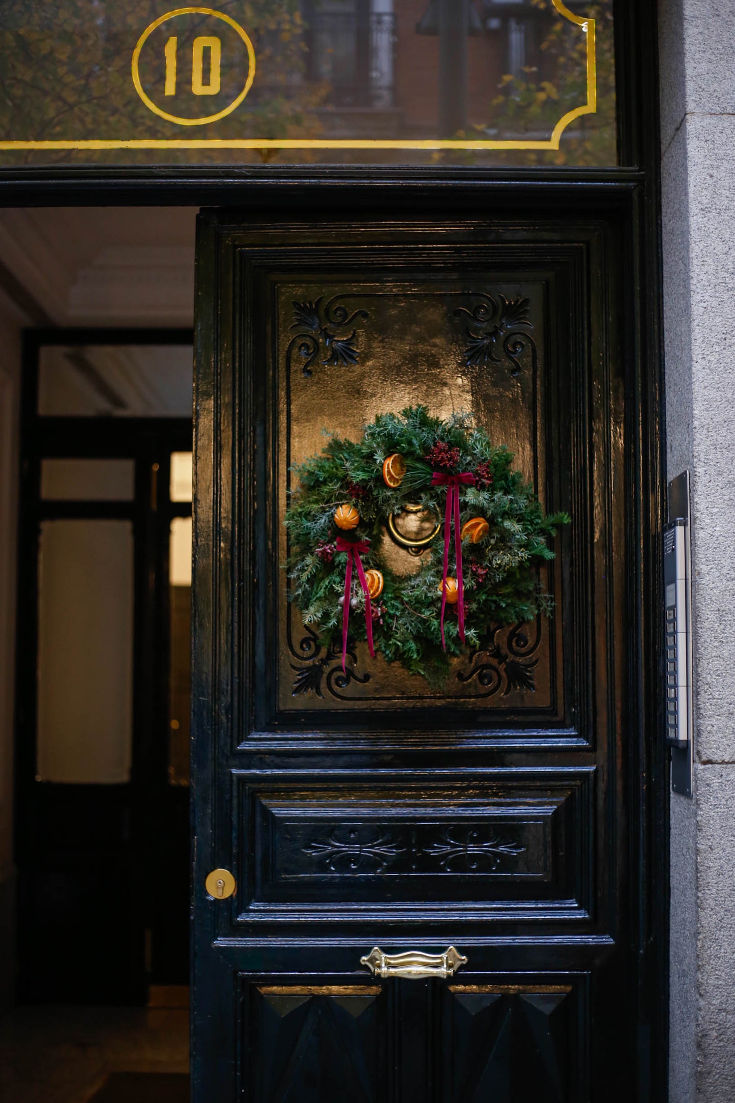 Corona de Navidad con lazos y naranjas