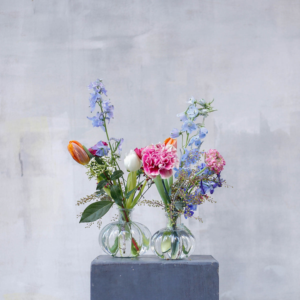 Dúo de jarroncitos con flores de temporada