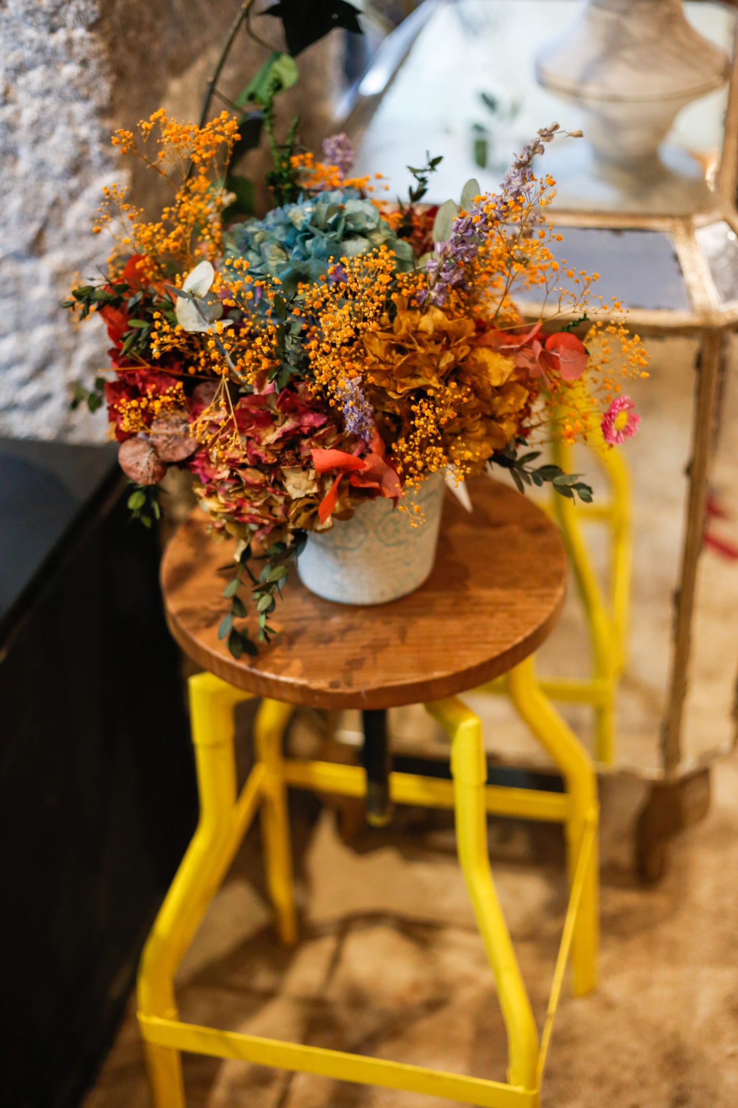 Arreglo de flores preservadas en cerámica print