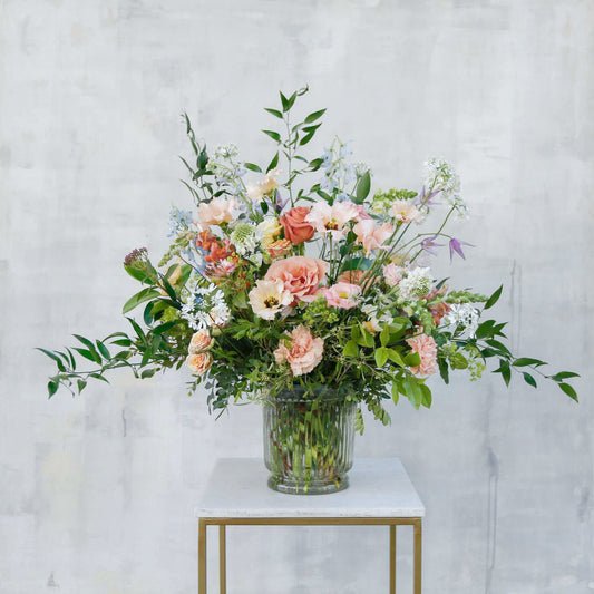 Arreglo de flores en jarrón estriado