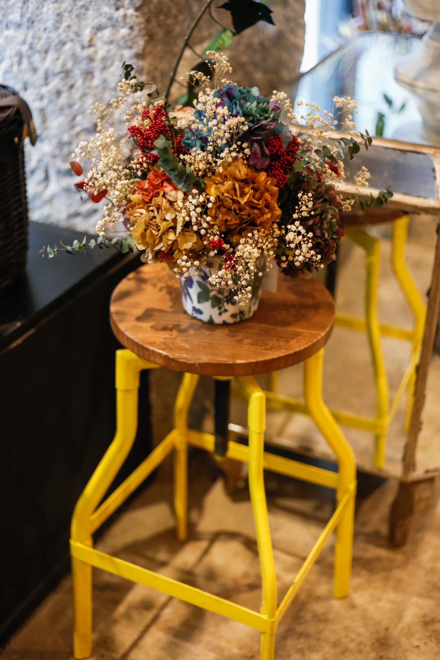 Arreglo de flores preservadas en cerámica print