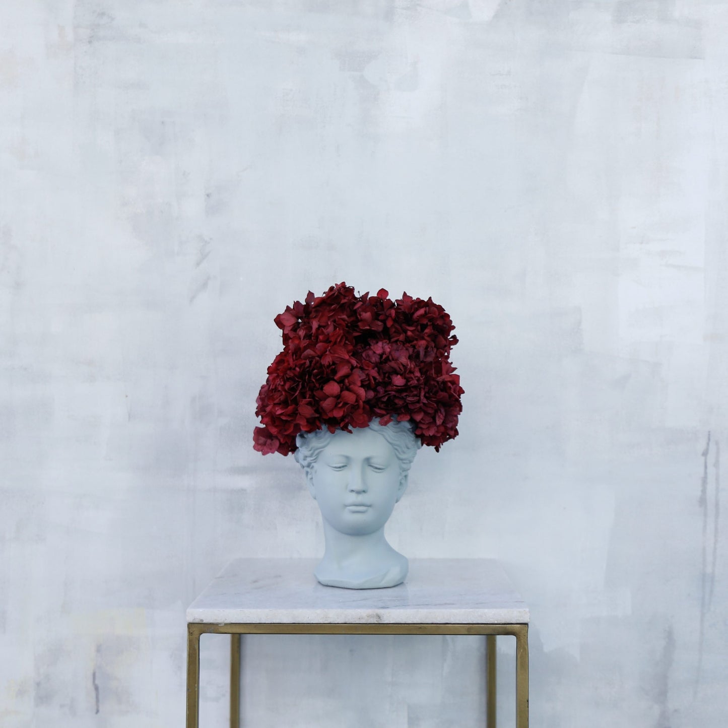 Hortensias preservadas cereza en cabeza cerámica