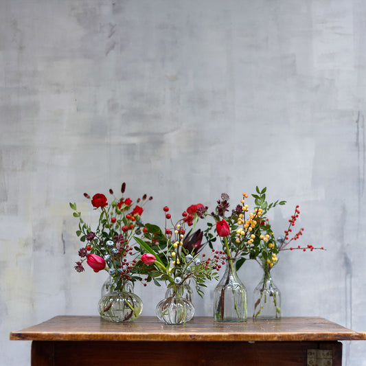 Set de mini jarrones con flores navideñas