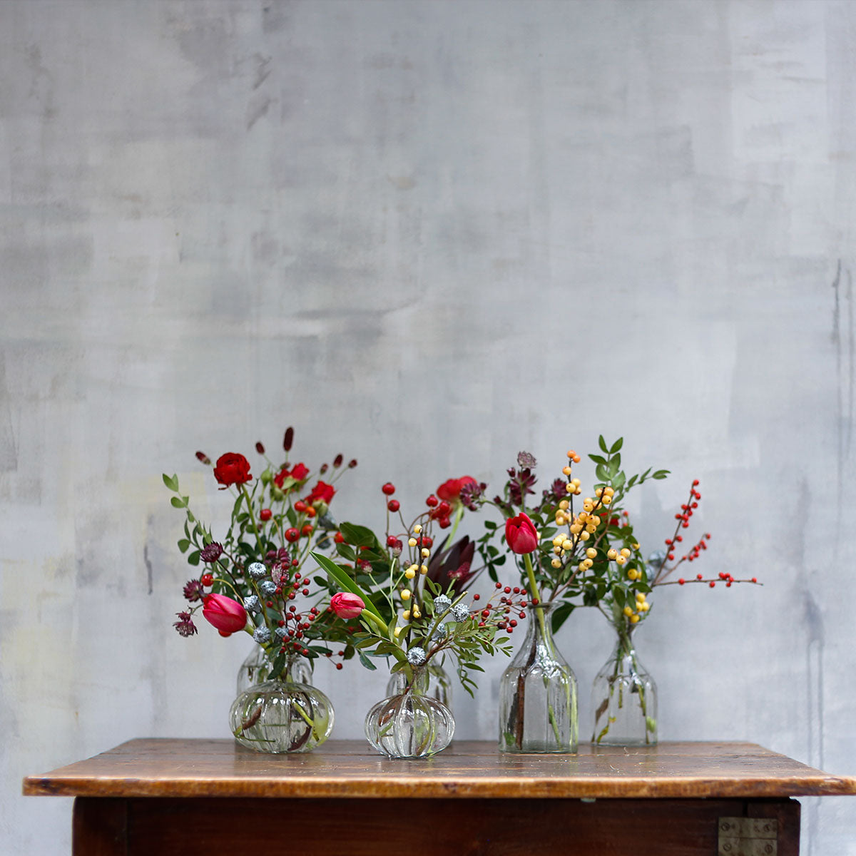 Set de mini jarrones con flores navideñas