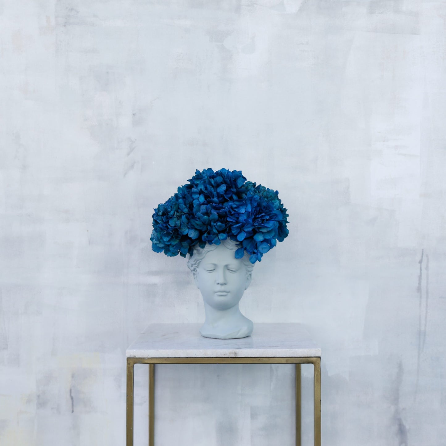 Hortensias preservadas azules en cabeza cerámica