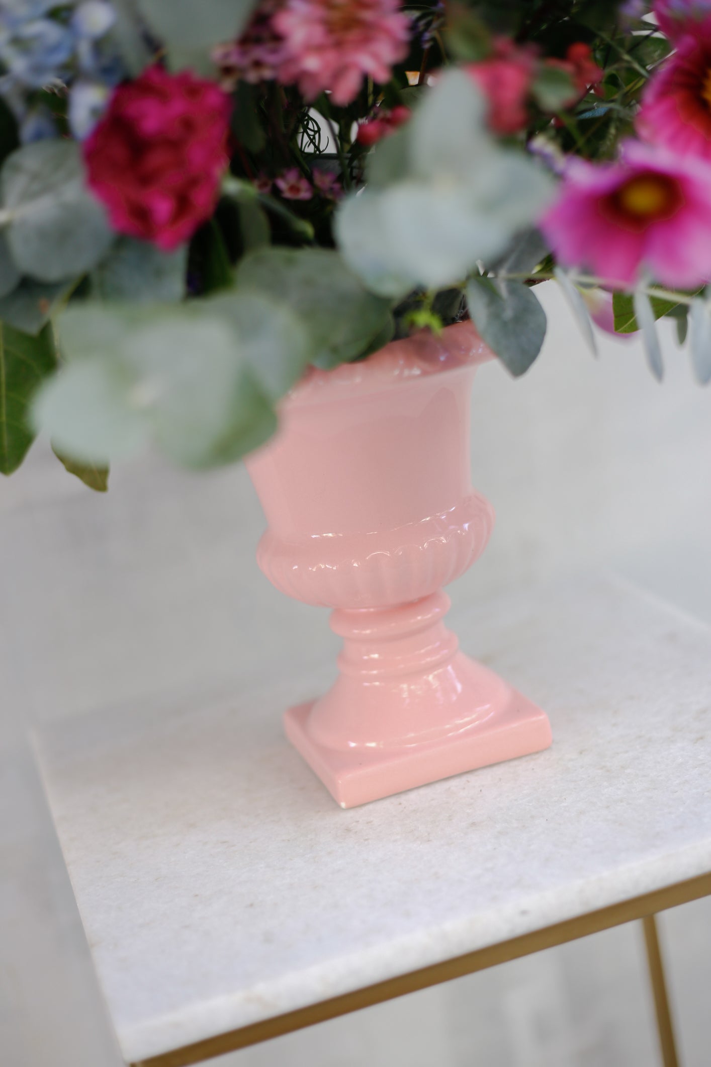 Arreglo de flores de temporada en copa cerámica · Dos colores