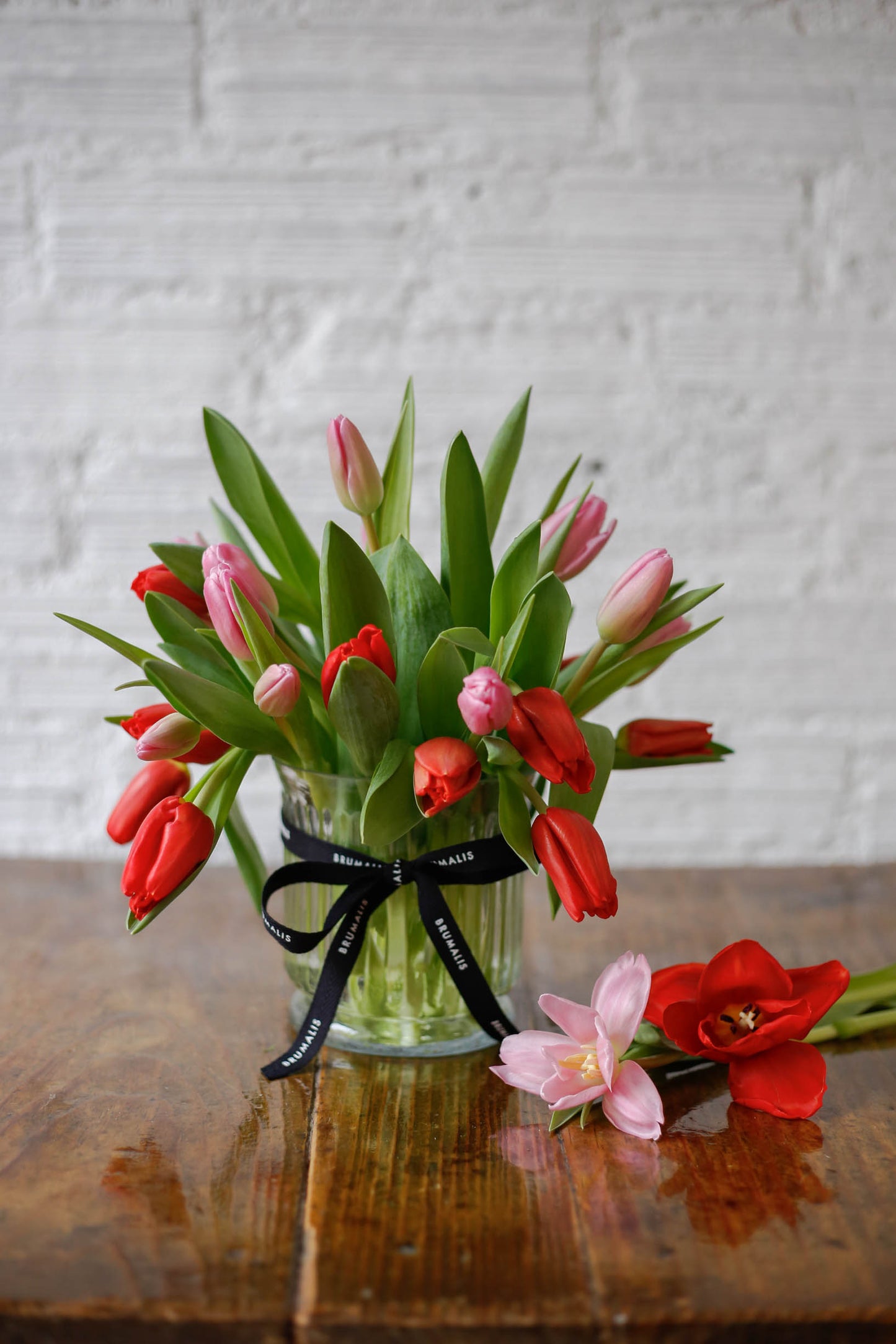 Mix de tulipanes en jarrón San Valentín