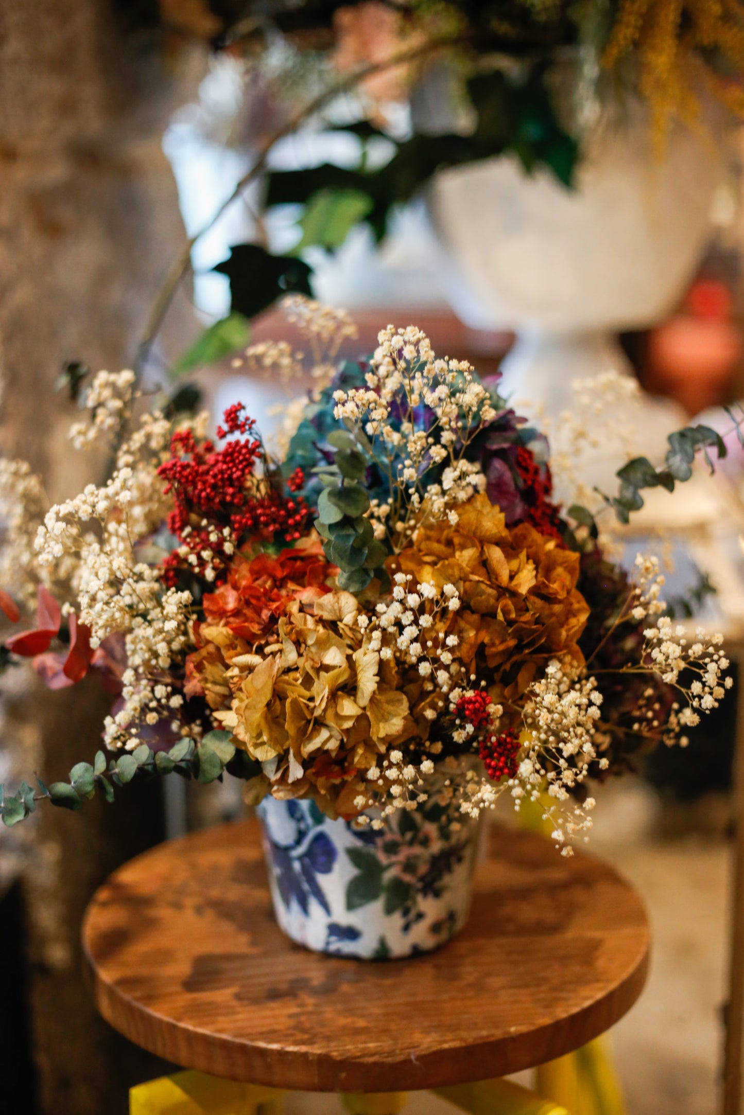Arreglo de flores preservadas en cerámica print