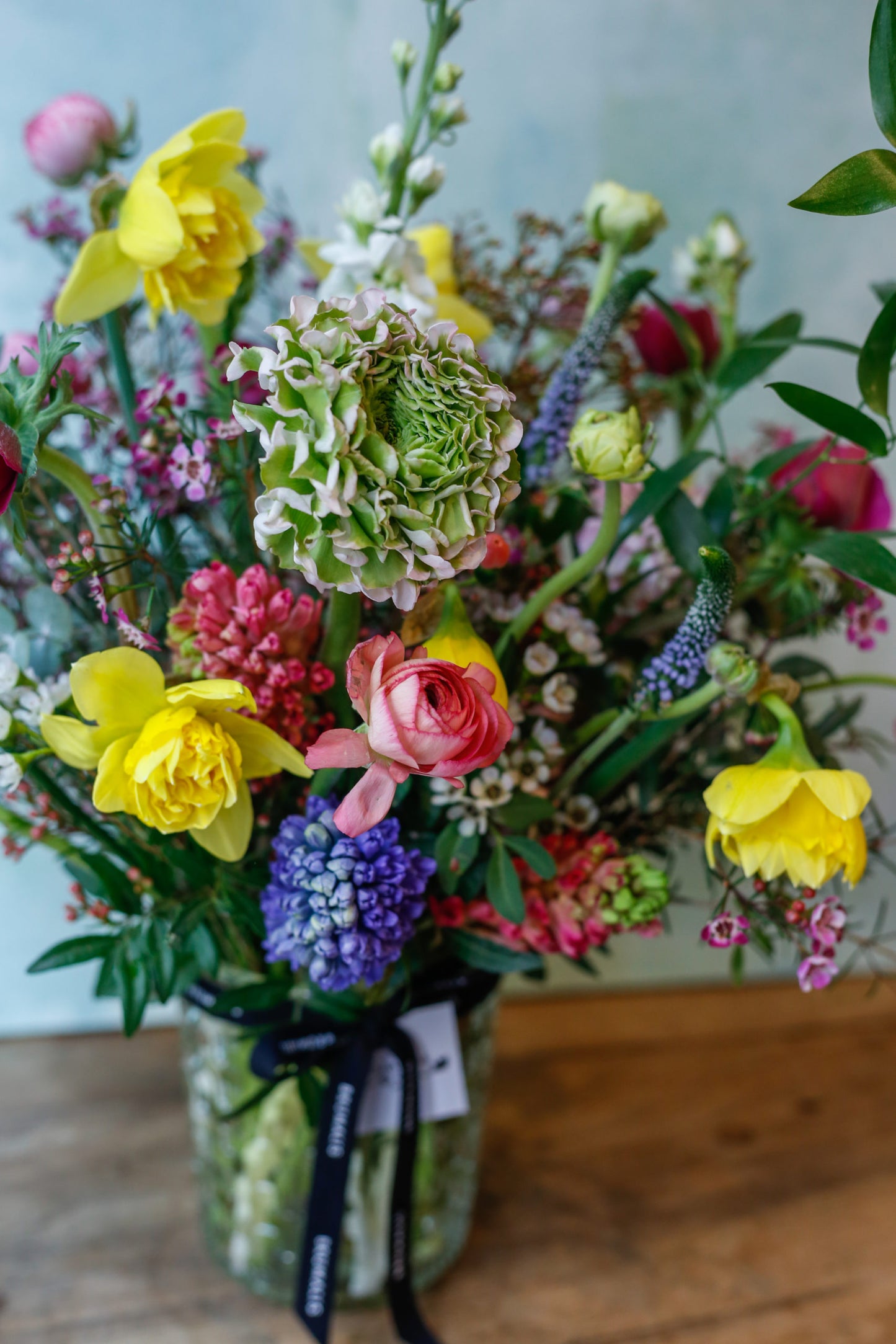 Bulbos de temporada en jarrón