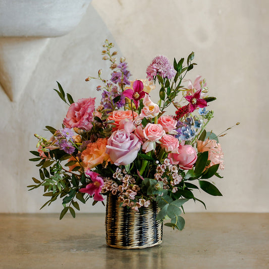 Flores de temporada en mini cesta