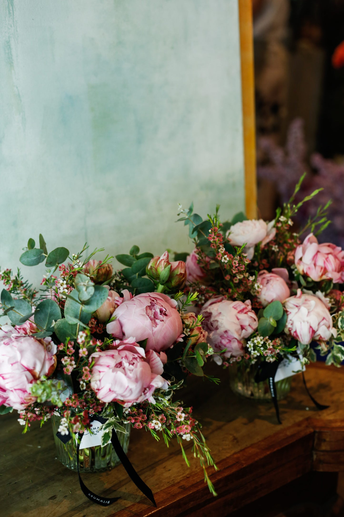 Peonías rosas en jarrón