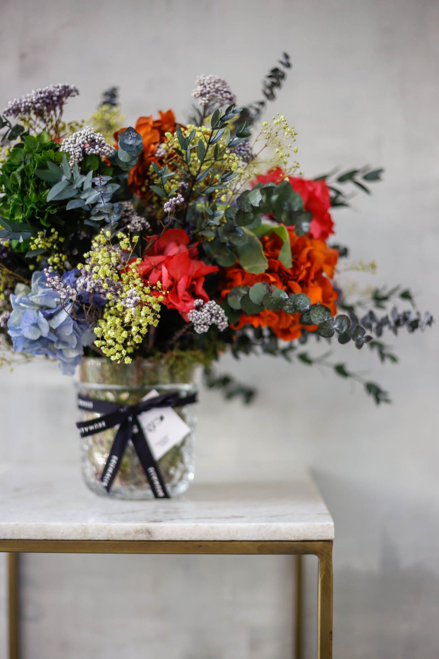 Arreglo de flores preservadas en jarrón
