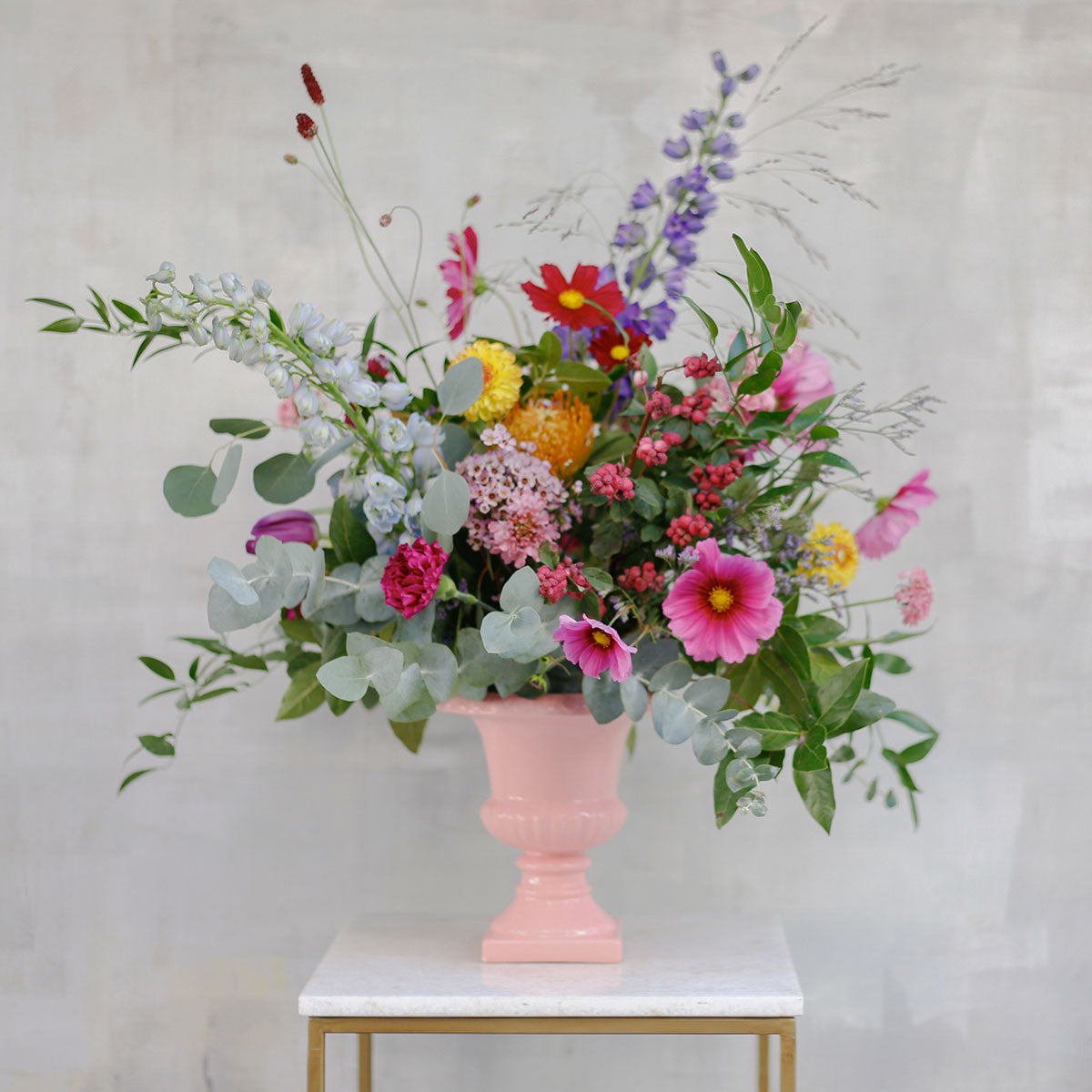 Arreglo de flores de temporada en copa cerámica · Dos colores