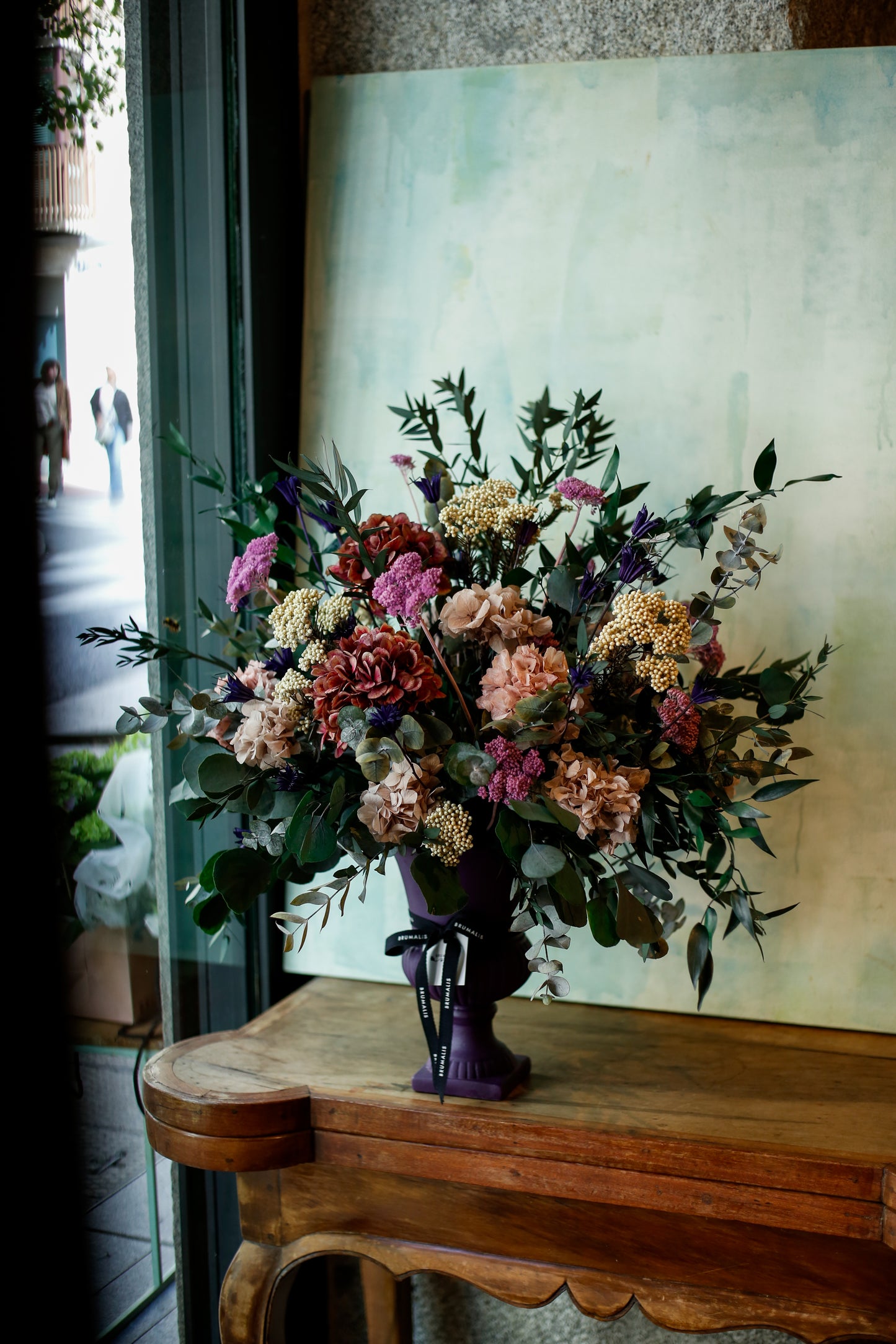 Arreglo de flores preservadas en copa morada