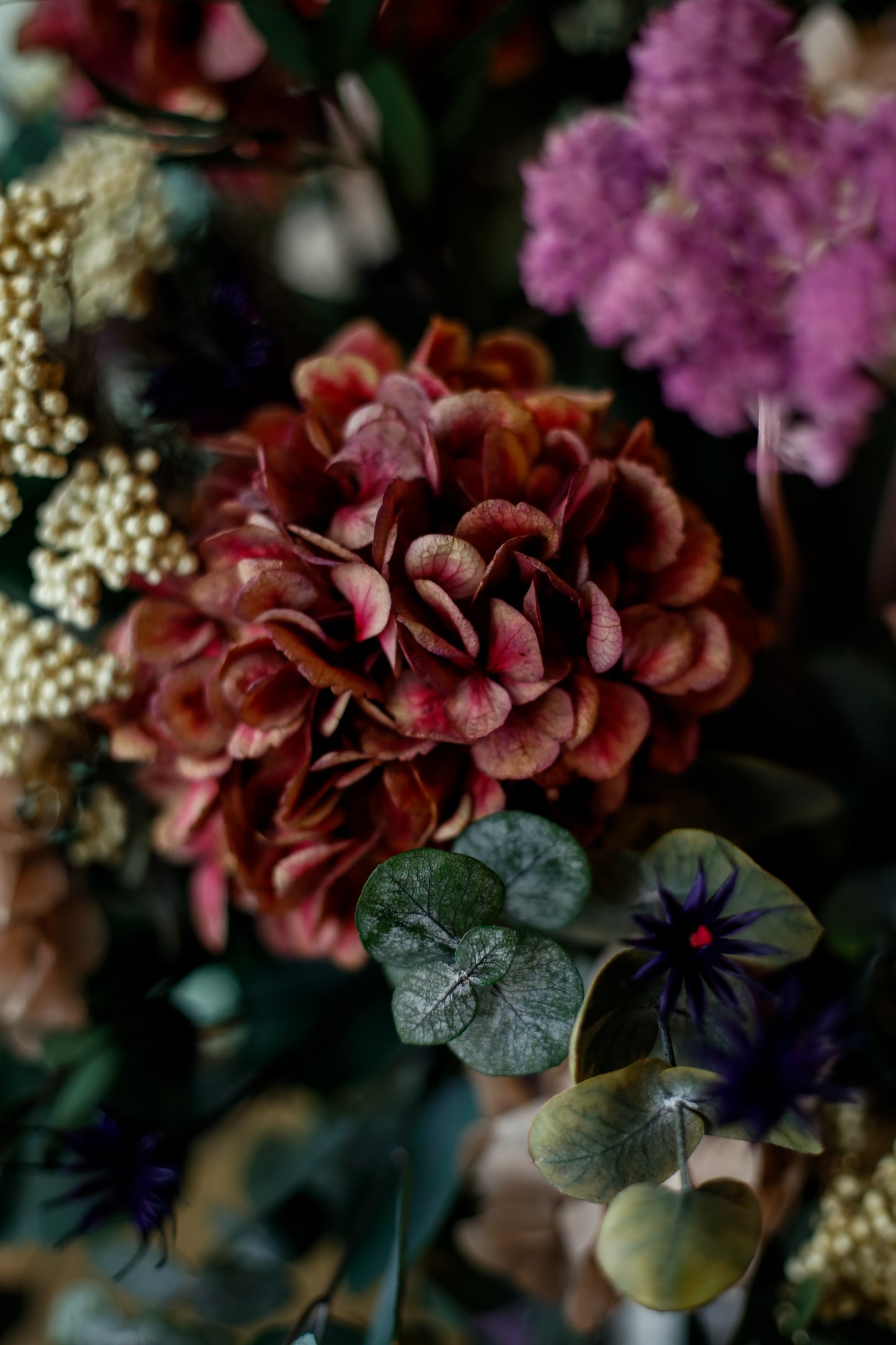 Arreglo de flores preservadas en copa morada