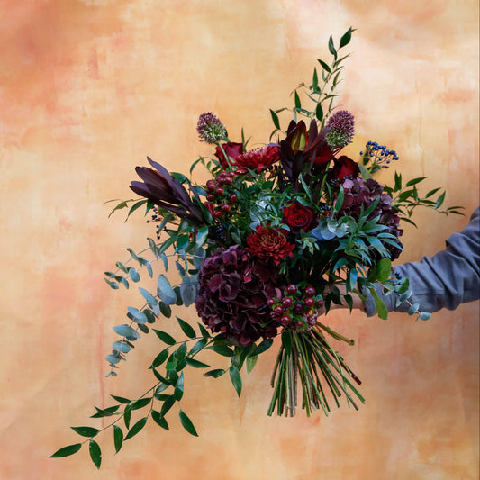 Ramo de temporada en tonos burdeos