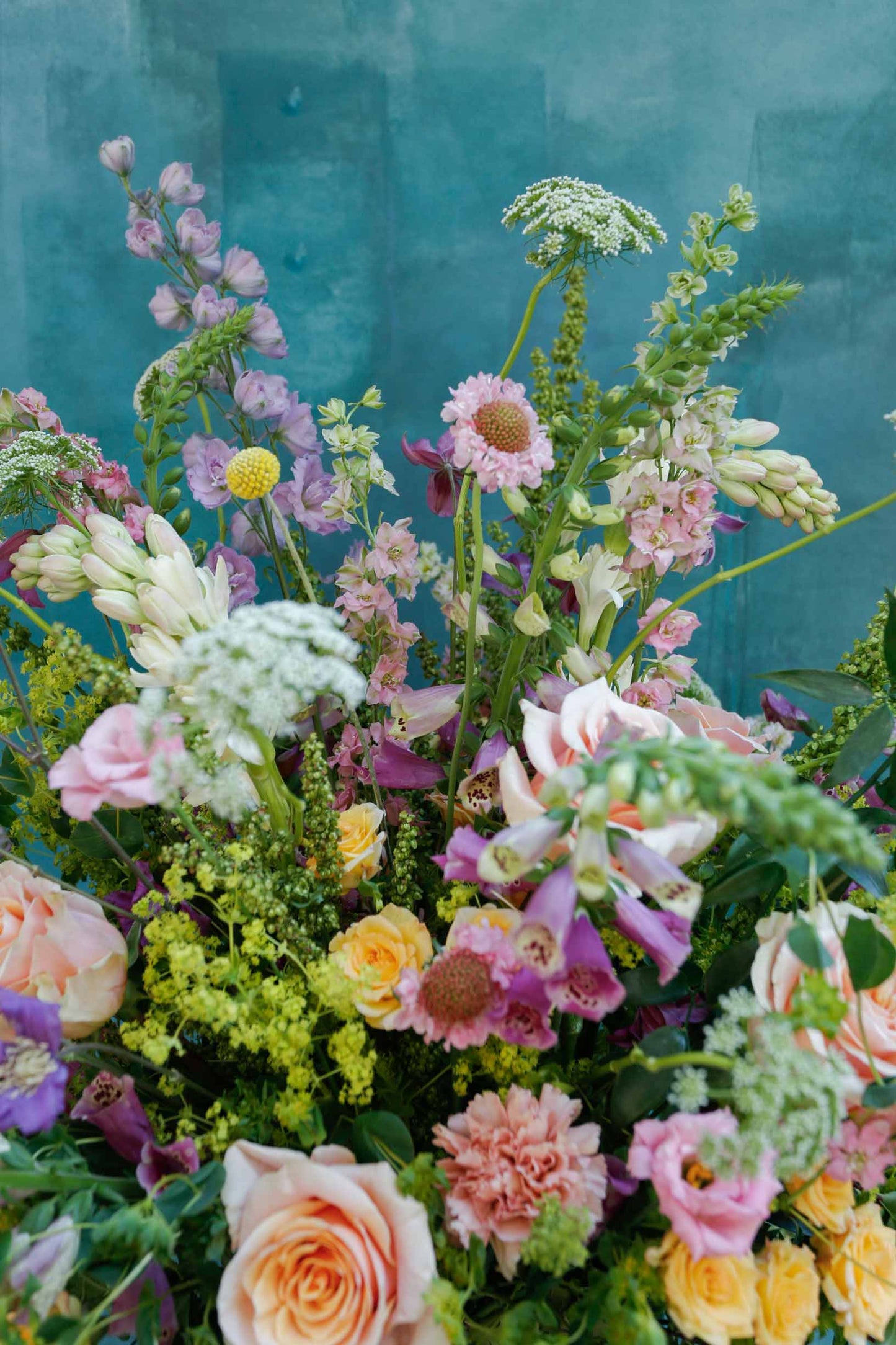Flores de temporada jarrón acanalado