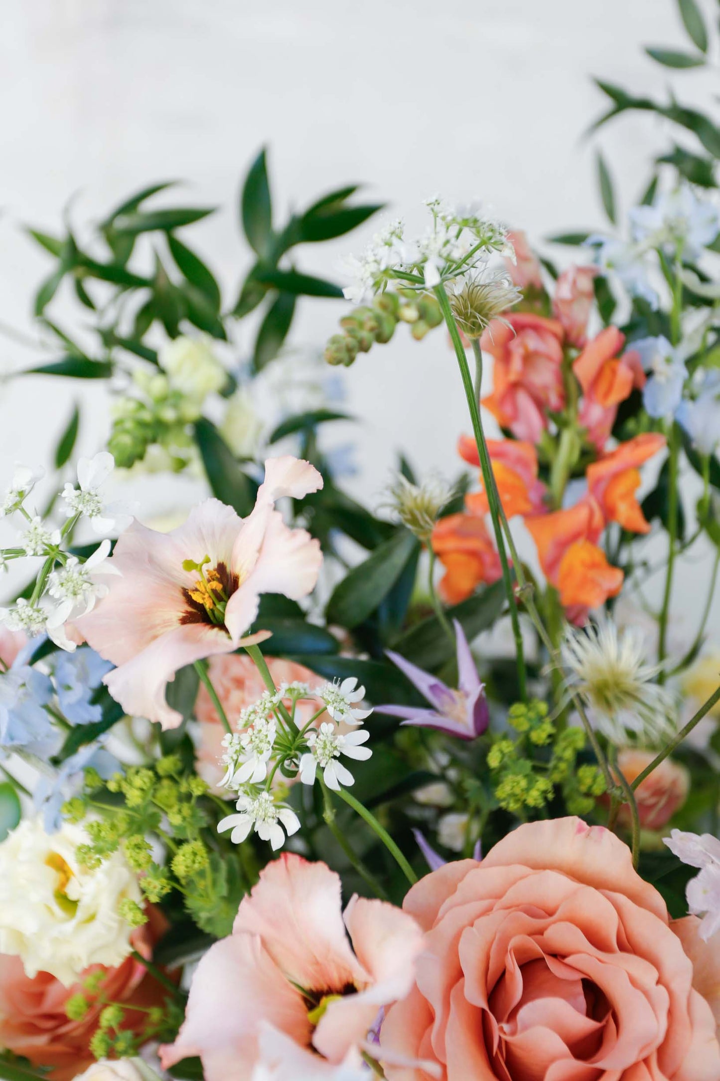 Arreglo de flores en jarrón milkjar