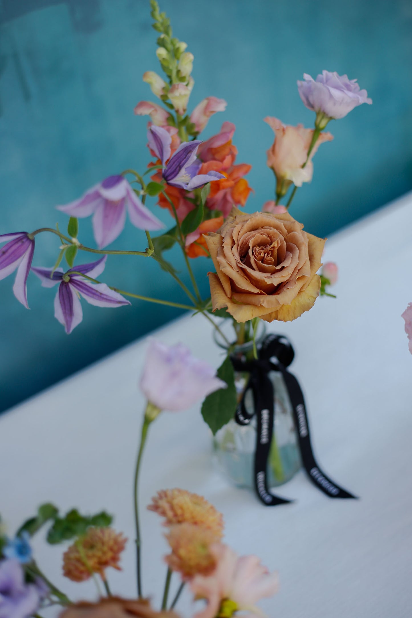 Set de 4 botellitas con flores de temporada