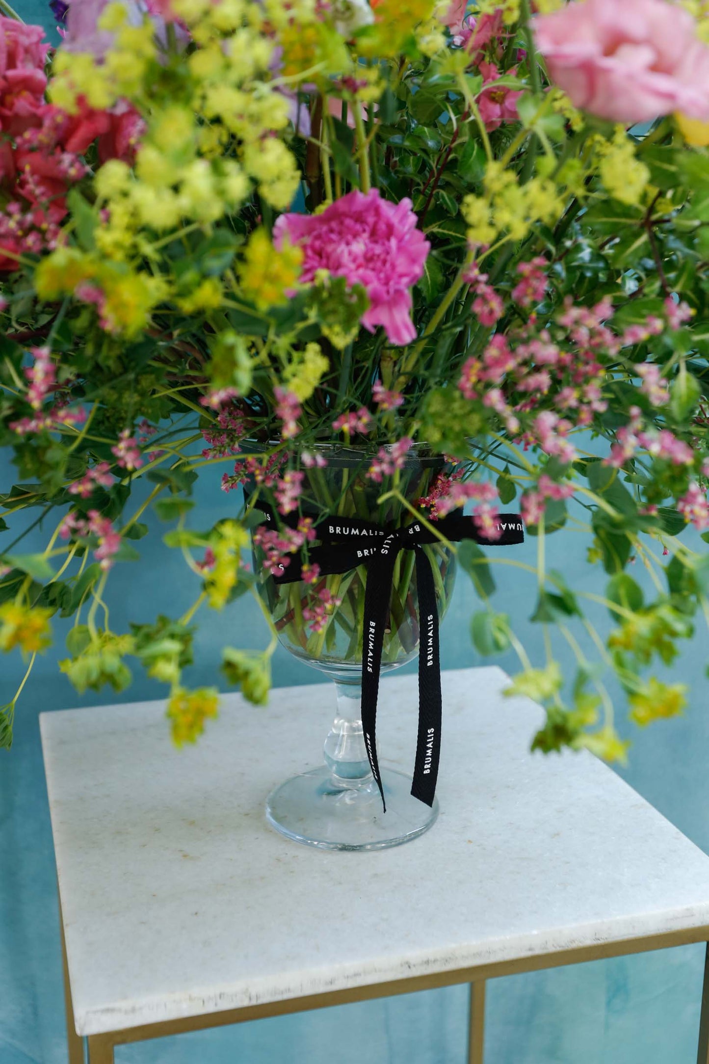 Flores de temporada en copa de cristal