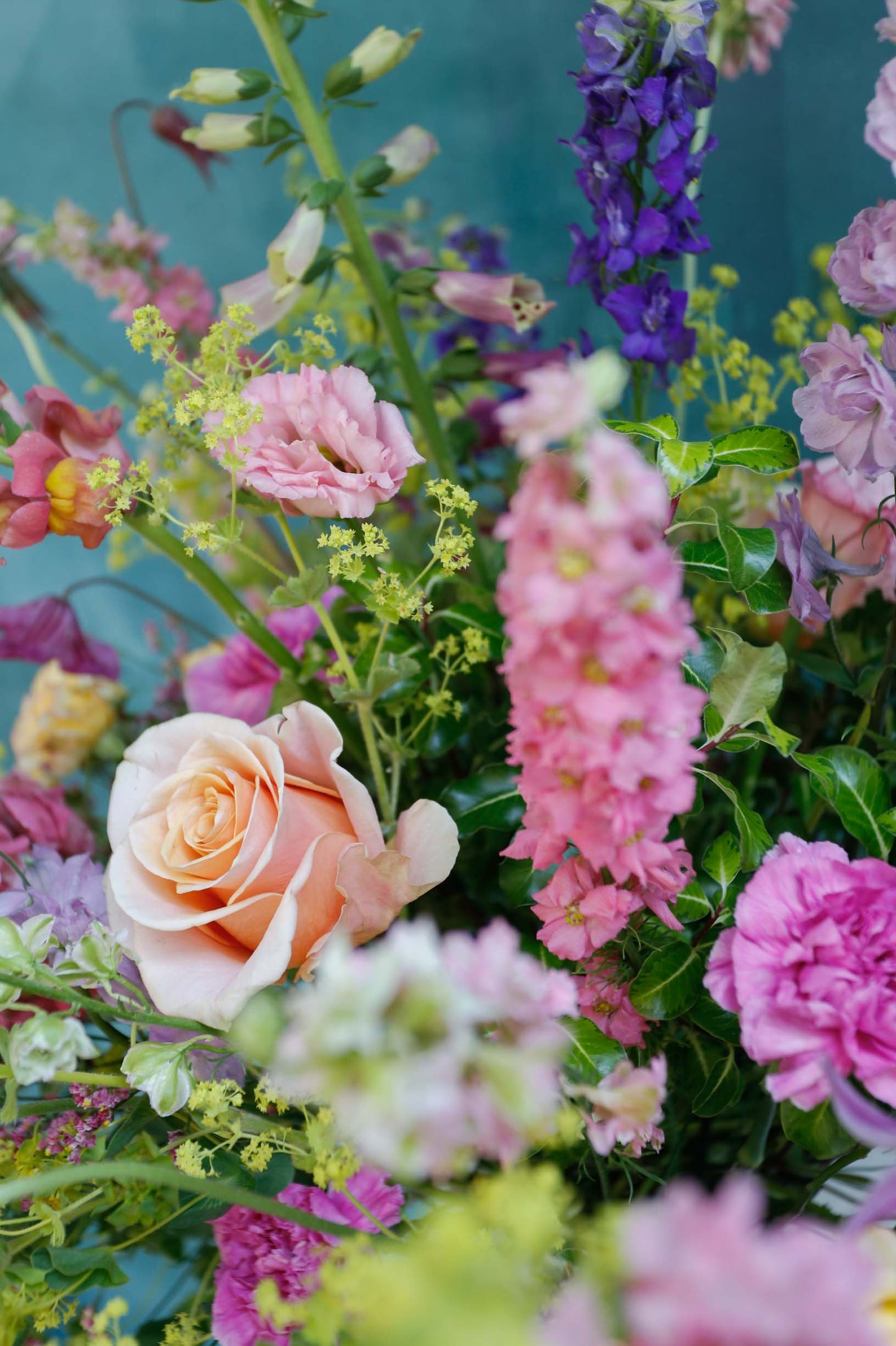 Flores de temporada jarrón acanalado