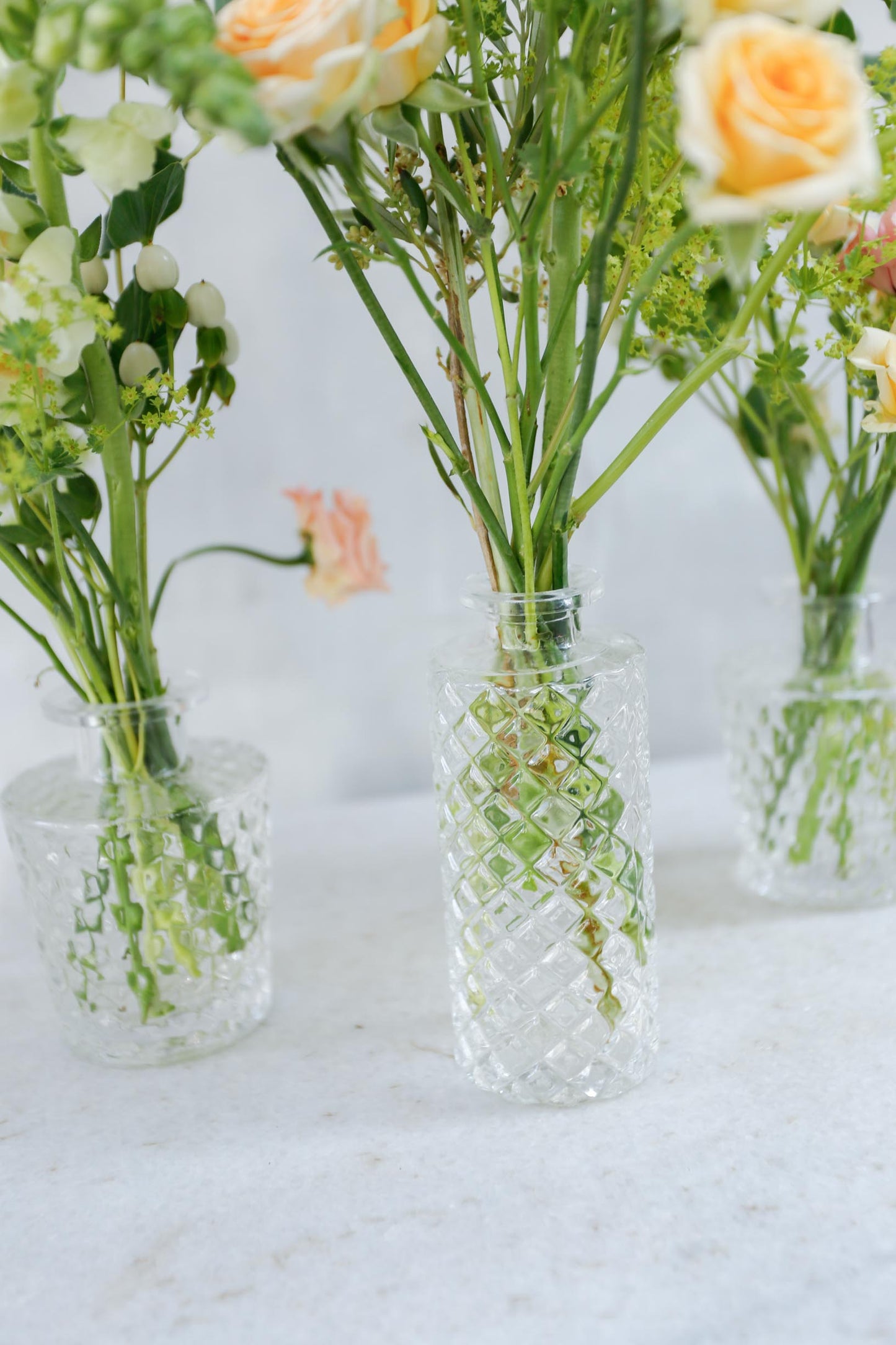 Set de 3 mini jarrones labrados con flores de temporada