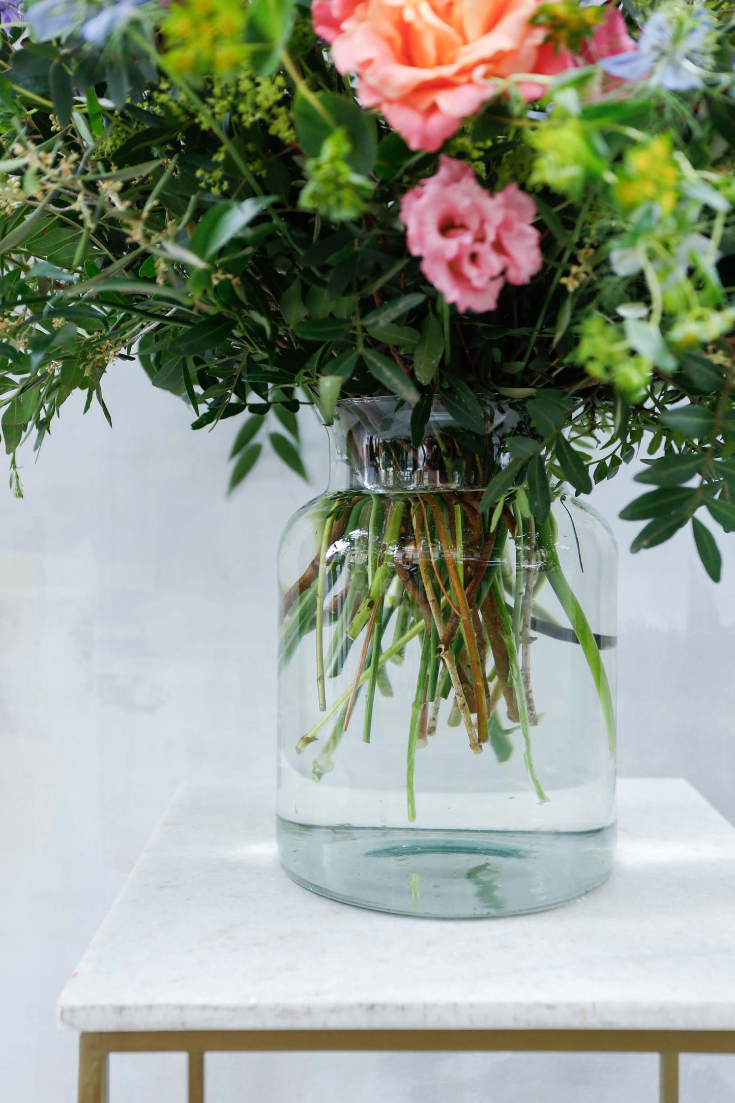 Arreglo de flores en jarrón milkjar