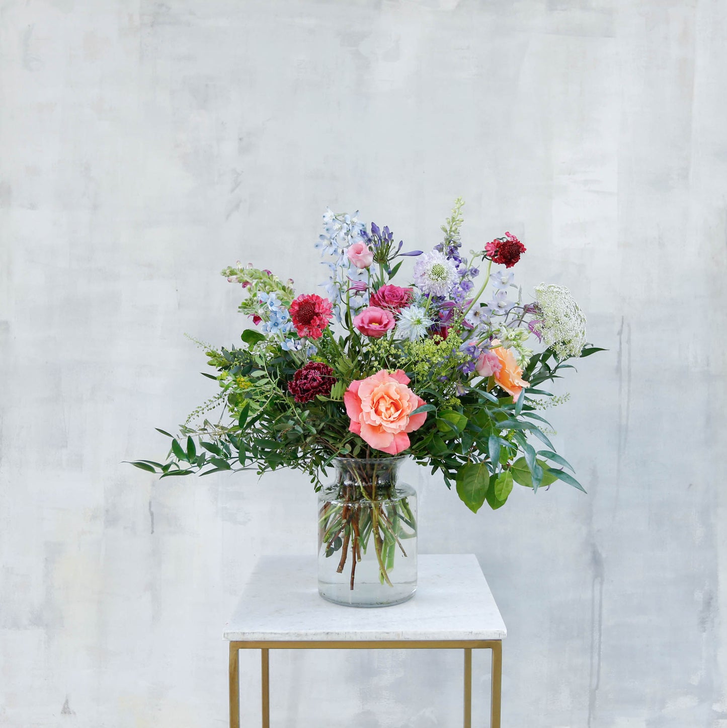 Arreglo de flores en jarrón milkjar